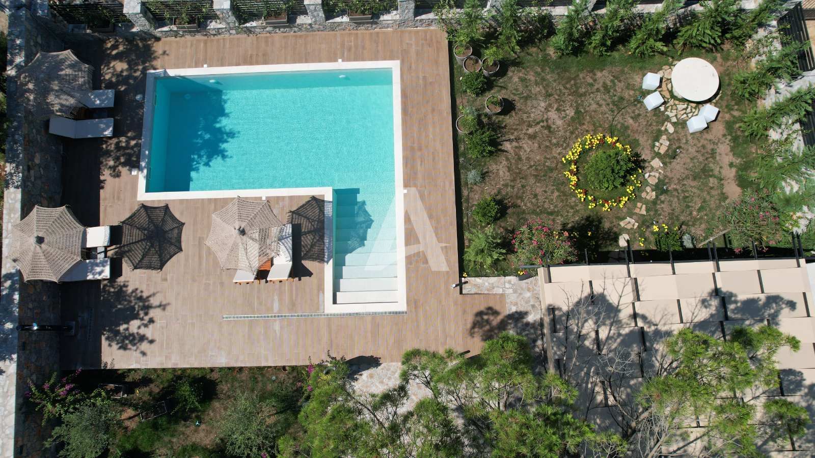 amforaproperty.com/Izdavanje,Kotor,Zagora-Ekskluzivna Vila sa Bazenom, Krovnom Terasom, Đakuzijem i Letnjom Kuhinjom (NA PERIOD OD 01.10-01.06.2025)