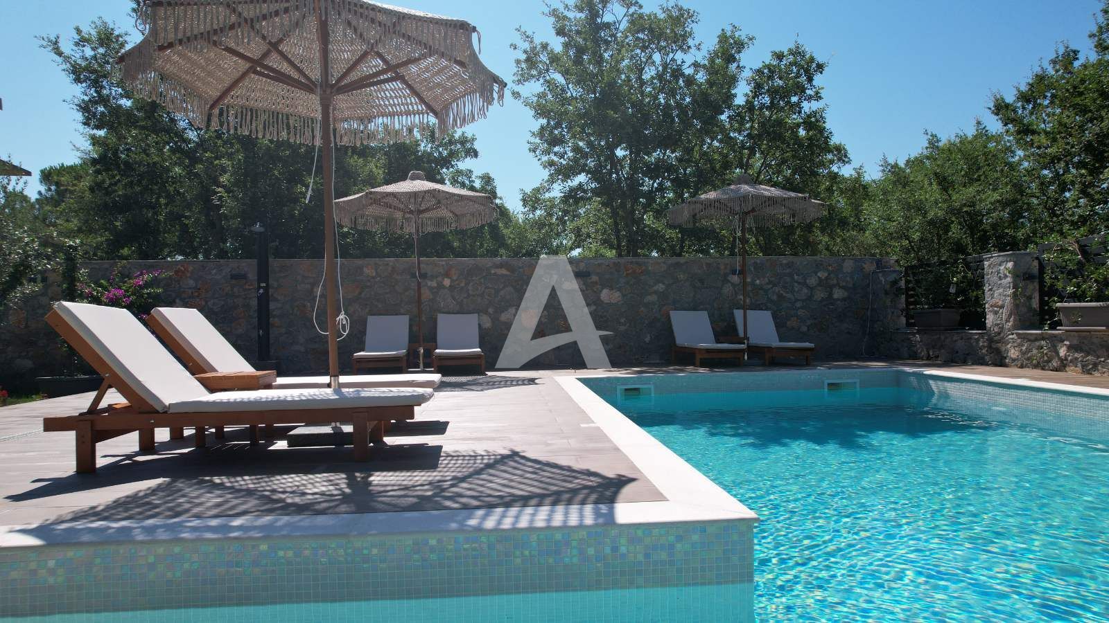 amforaproperty.com/Izdavanje,Kotor,Zagora-Ekskluzivna Vila sa Bazenom, Krovnom Terasom, Đakuzijem i Letnjom Kuhinjom (NA PERIOD OD 01.10-01.06.2025)