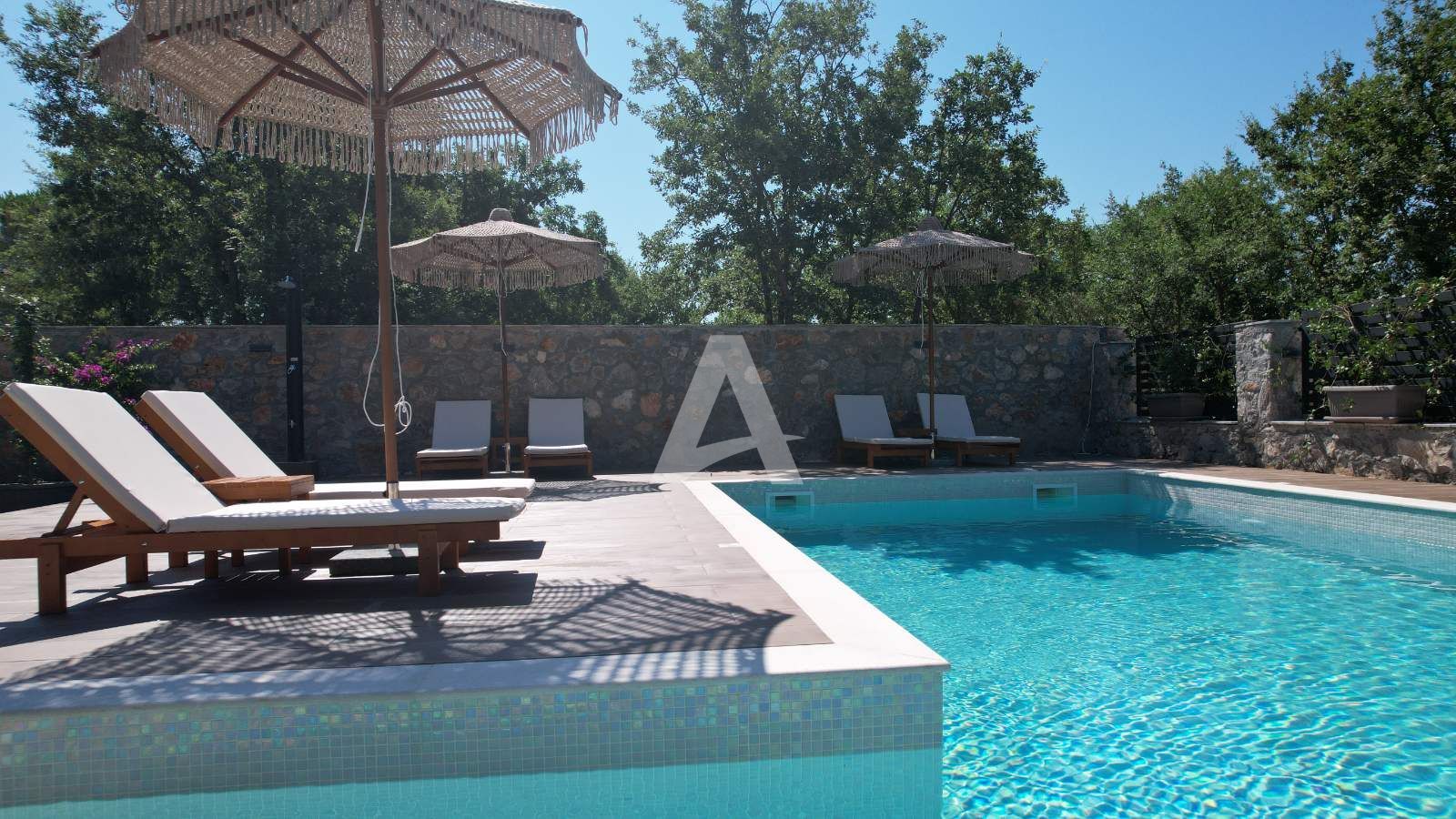 amforaproperty.com/Izdavanje,Kotor,Zagora-Ekskluzivna Vila sa Bazenom, Krovnom Terasom, Đakuzijem i Letnjom Kuhinjom (NA PERIOD OD 01.10-01.06.2025)