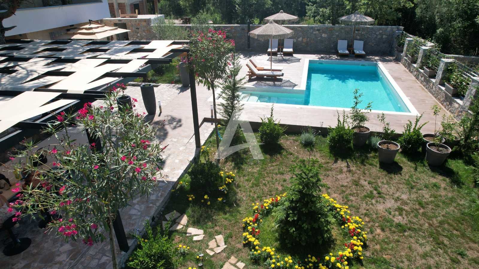 amforaproperty.com/Izdavanje,Kotor,Zagora-Ekskluzivna Vila sa Bazenom, Krovnom Terasom, Đakuzijem i Letnjom Kuhinjom (NA PERIOD OD 01.10-01.06.2025)