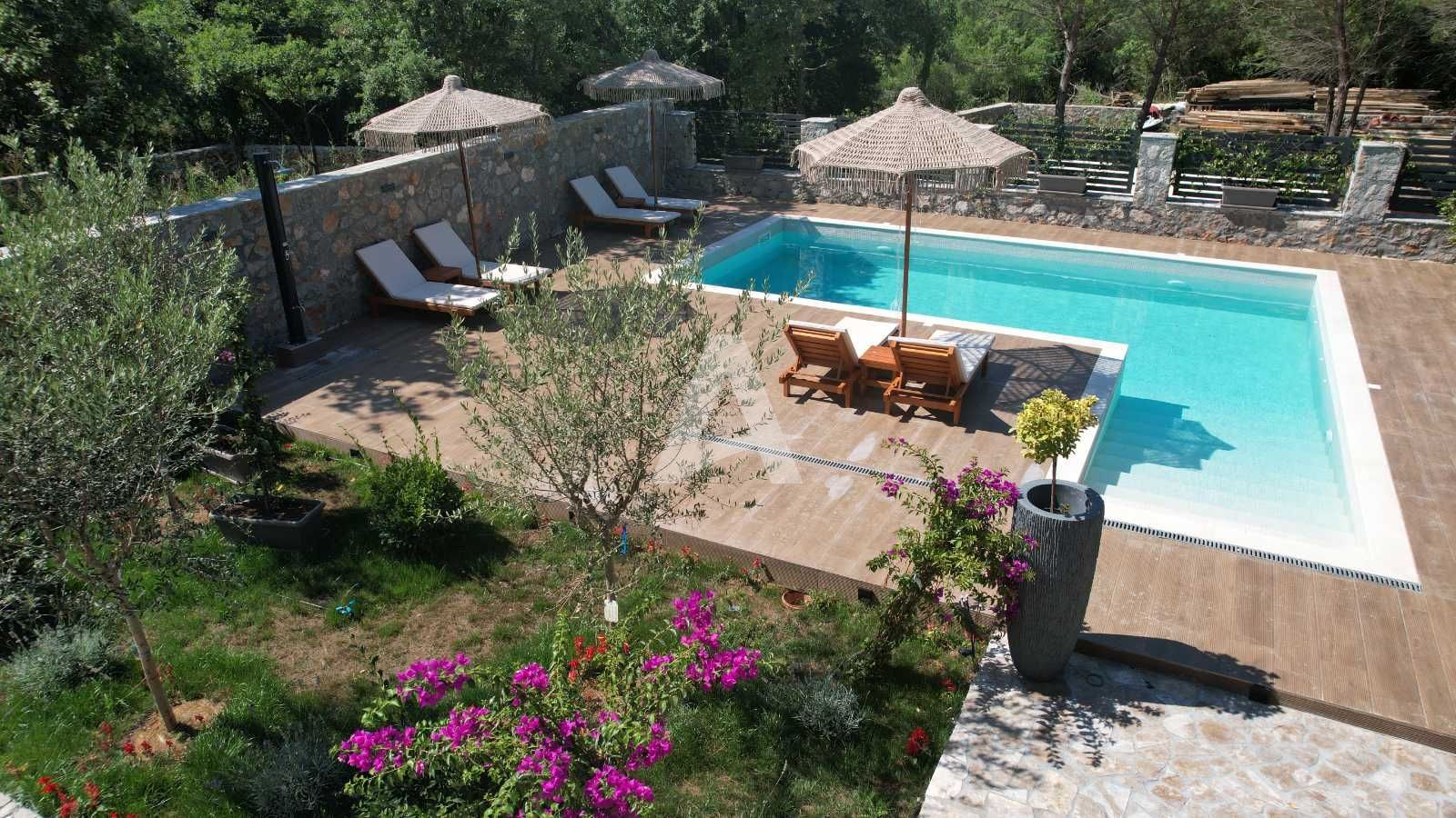 amforaproperty.com/Izdavanje,Kotor,Zagora-Ekskluzivna Vila sa Bazenom, Krovnom Terasom, Đakuzijem i Letnjom Kuhinjom (NA PERIOD OD 01.10-01.06.2025)