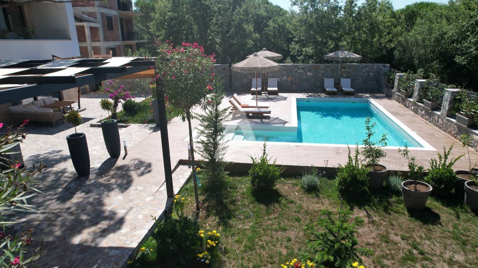 amforaproperty.com/Izdavanje,Kotor,Zagora-Ekskluzivna Vila sa Bazenom, Krovnom Terasom, Đakuzijem i Letnjom Kuhinjom (NA PERIOD OD 01.10-01.06.2025)