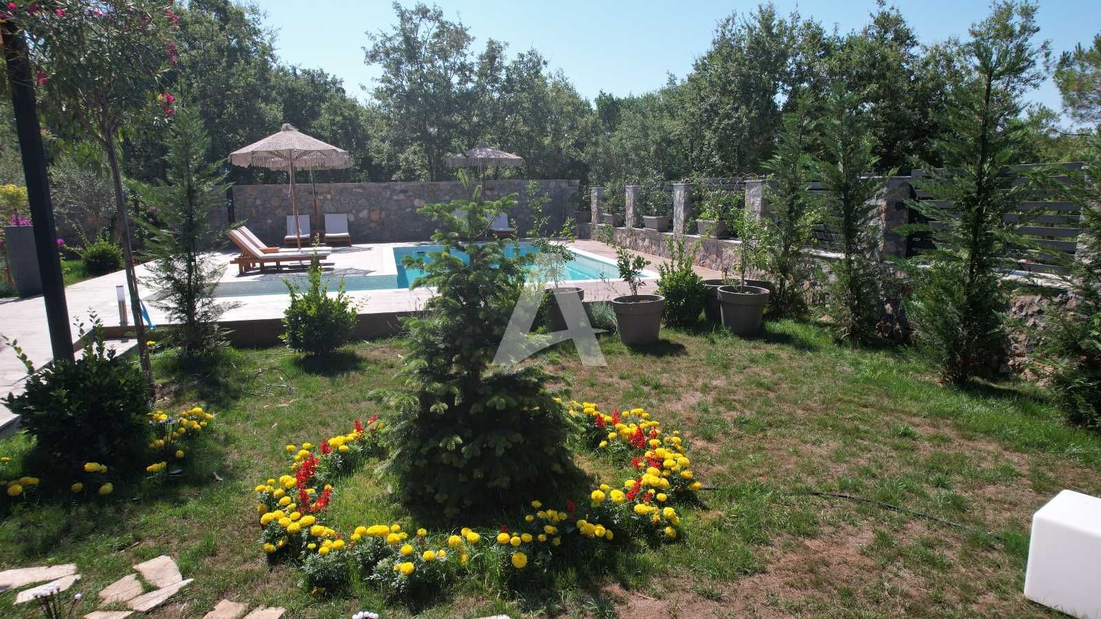 amforaproperty.com/Izdavanje,Kotor,Zagora-Ekskluzivna Vila sa Bazenom, Krovnom Terasom, Đakuzijem i Letnjom Kuhinjom (NA PERIOD OD 01.10-01.06.2025)