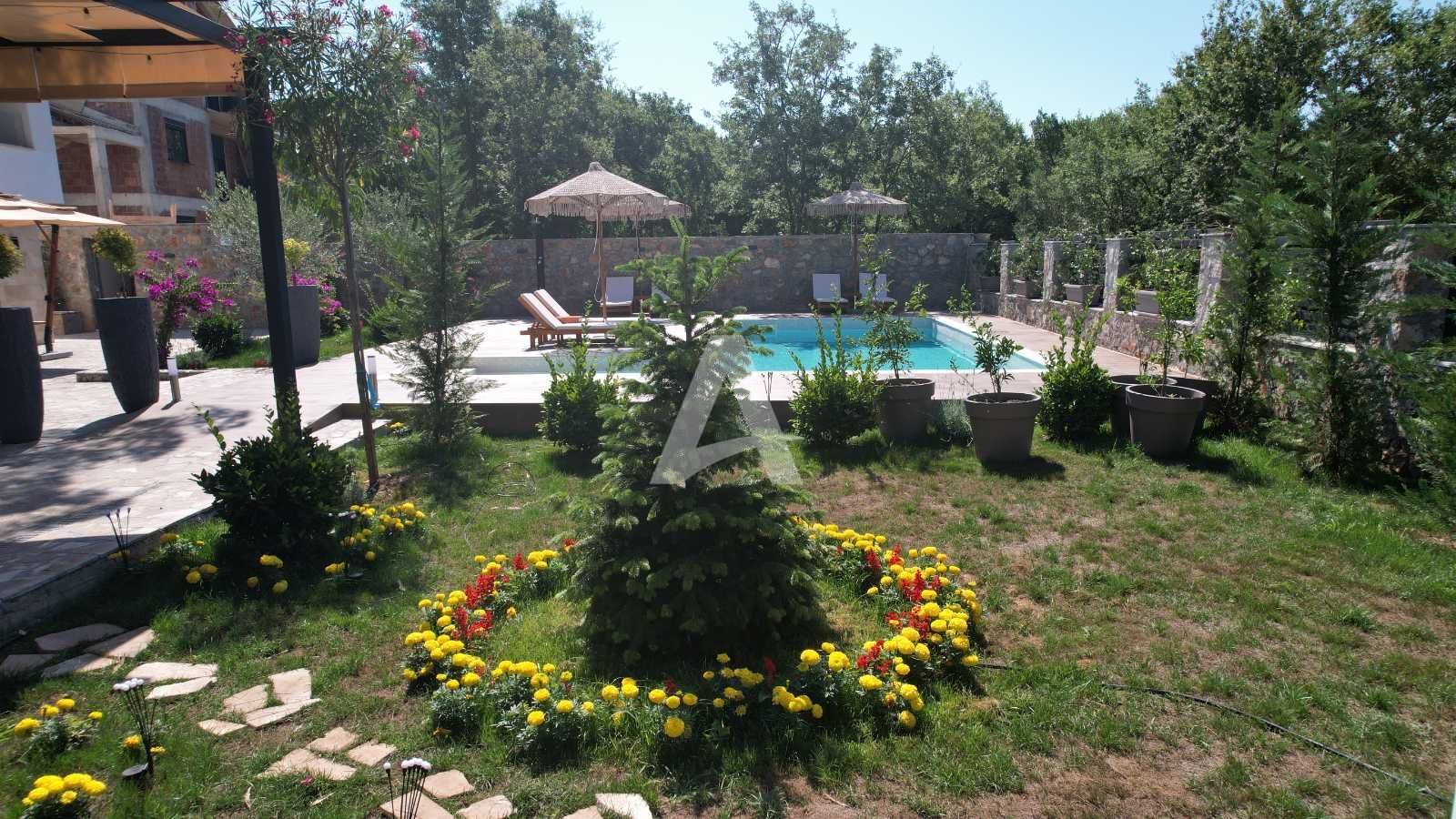 amforaproperty.com/Izdavanje,Kotor,Zagora-Ekskluzivna Vila sa Bazenom, Krovnom Terasom, Đakuzijem i Letnjom Kuhinjom (NA PERIOD OD 01.10-01.06.2025)