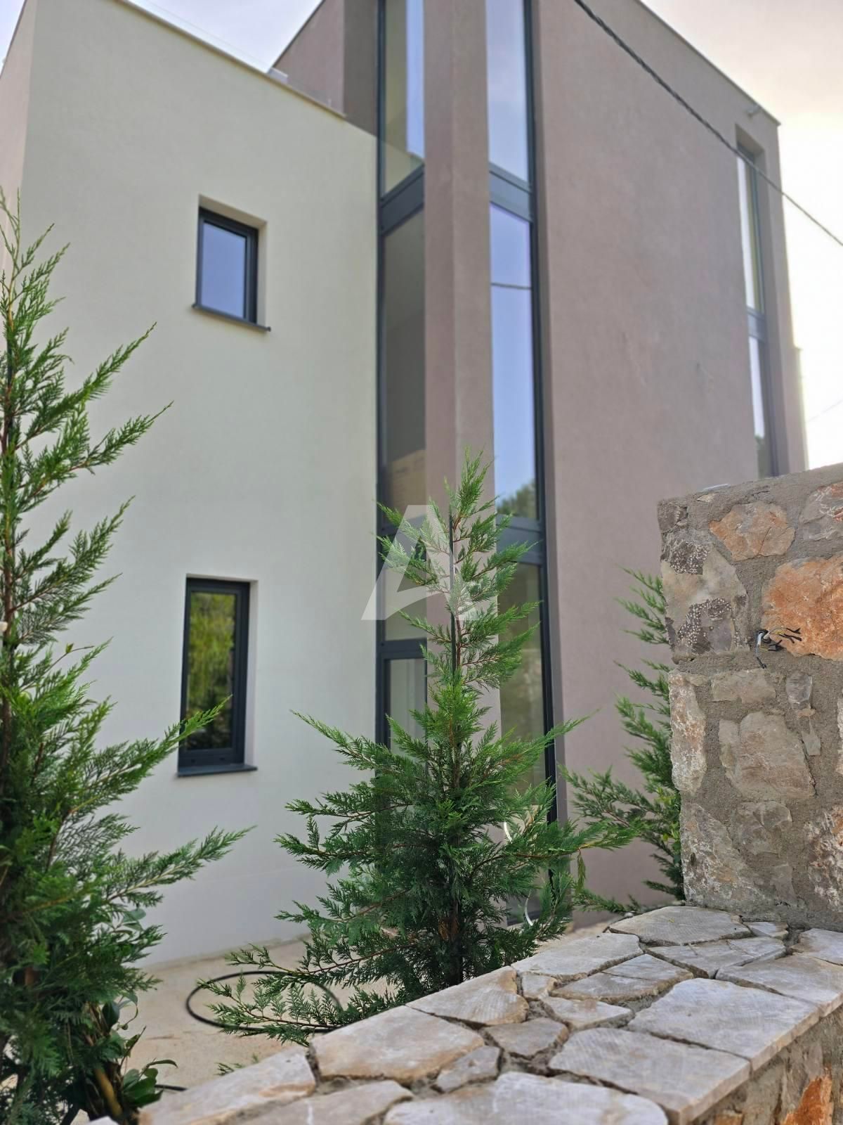 amforaproperty.com/Izdavanje,Kotor,Zagora-Ekskluzivna Vila sa Bazenom, Krovnom Terasom, Đakuzijem i Letnjom Kuhinjom (NA PERIOD OD 01.10-01.06.2025)