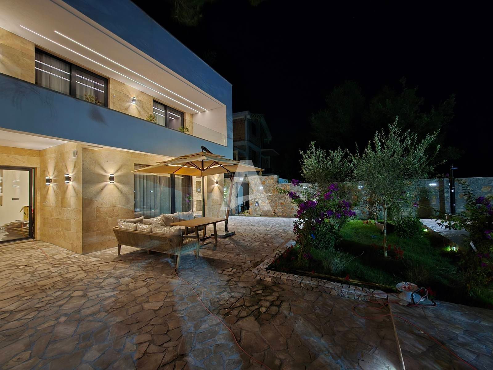 amforaproperty.com/Izdavanje,Kotor,Zagora-Ekskluzivna Vila sa Bazenom, Krovnom Terasom, Đakuzijem i Letnjom Kuhinjom (NA PERIOD OD 01.10-01.06.2025)