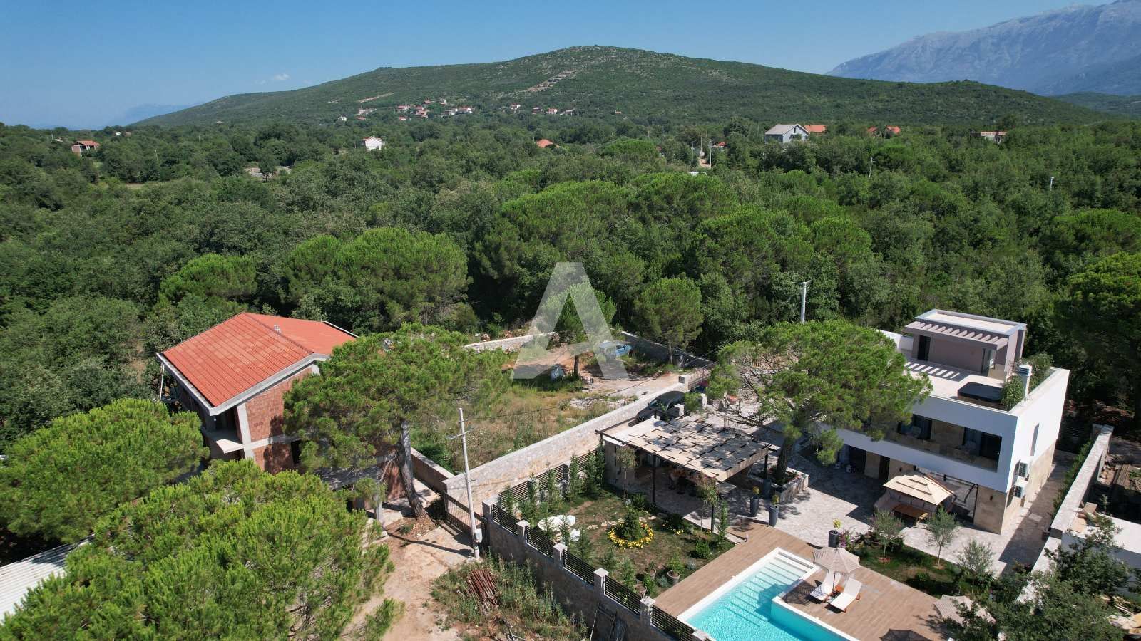 amforaproperty.com/Izdavanje,Kotor,Zagora-Ekskluzivna Vila sa Bazenom, Krovnom Terasom, Đakuzijem i Letnjom Kuhinjom (NA PERIOD OD 01.10-01.06.2025)