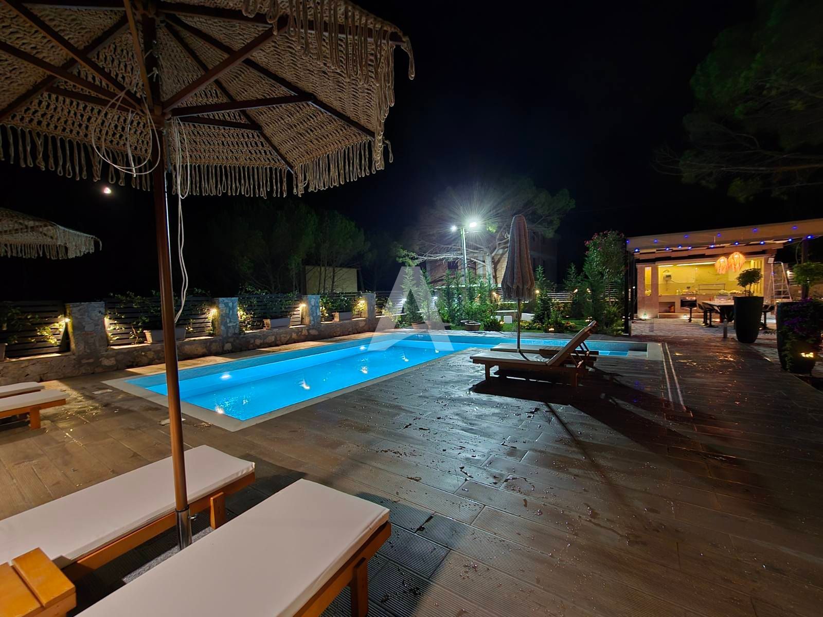 amforaproperty.com/Izdavanje,Kotor,Zagora-Ekskluzivna Vila sa Bazenom, Krovnom Terasom, Đakuzijem i Letnjom Kuhinjom (NA PERIOD OD 01.10-01.06.2025)