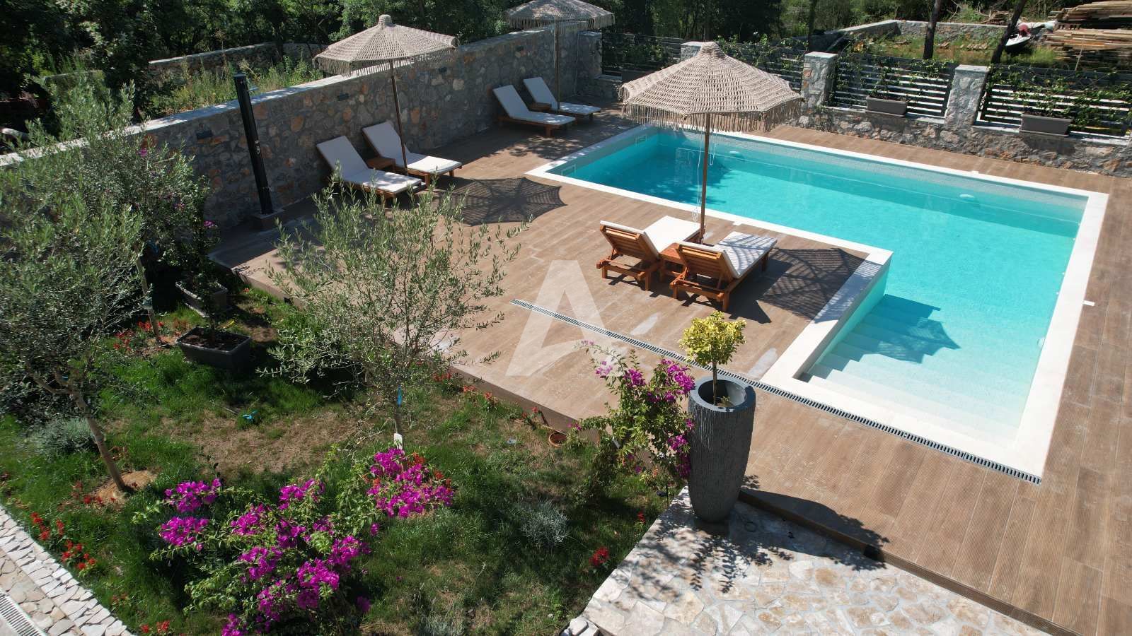 amforaproperty.com/Izdavanje,Kotor,Zagora-Ekskluzivna Vila sa Bazenom, Krovnom Terasom, Đakuzijem i Letnjom Kuhinjom (NA PERIOD OD 01.10-01.06.2025)