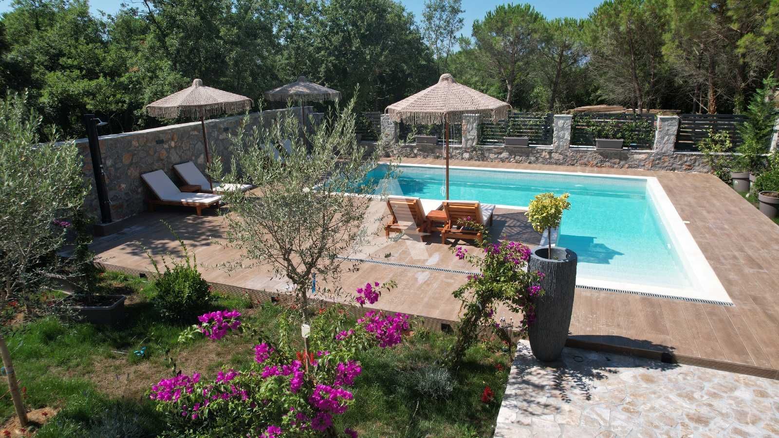 amforaproperty.com/Izdavanje,Kotor,Zagora-Ekskluzivna Vila sa Bazenom, Krovnom Terasom, Đakuzijem i Letnjom Kuhinjom (NA PERIOD OD 01.10-01.06.2025)