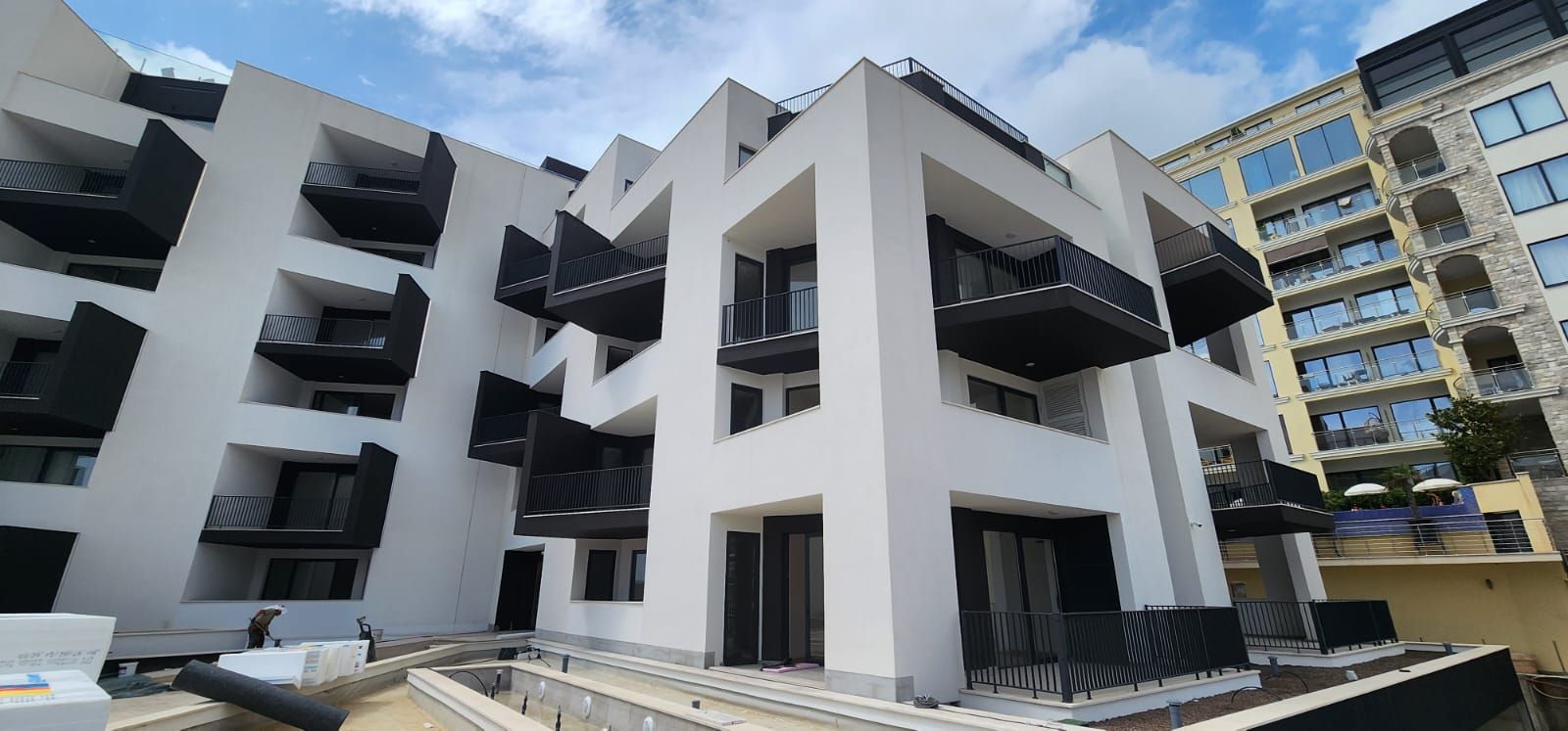 amforaproperty.com/Prodaja, Bečići – Jednosoban Stan 67m² sa Pogledom na More u Novom Kompleksu sa Bazenom