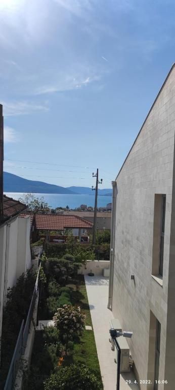 amforaproperty.com/Tivat - Kuća sa pogledom na more na atraktivnoj lokaciji (120 m² + 500 m² dvorište)