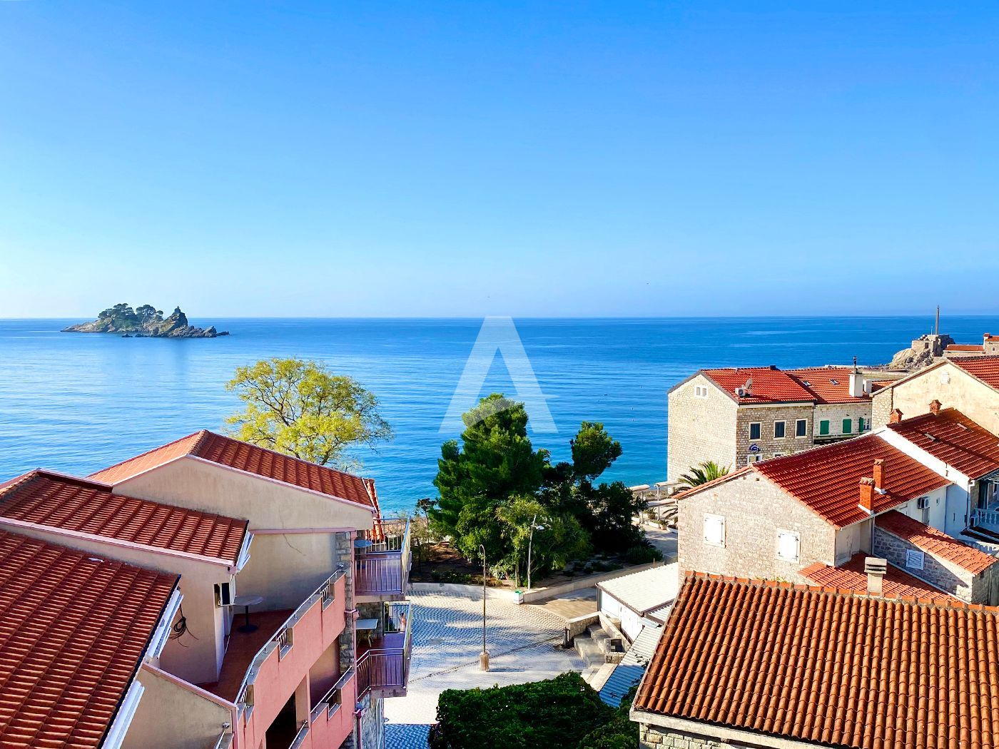 amforaproperty.com/Petrovac, Budva - Luksuzno opremljen trosoban stan sa panoramskim pogledom na more za izdavanje (22.09.2024 - 01.06.2025)