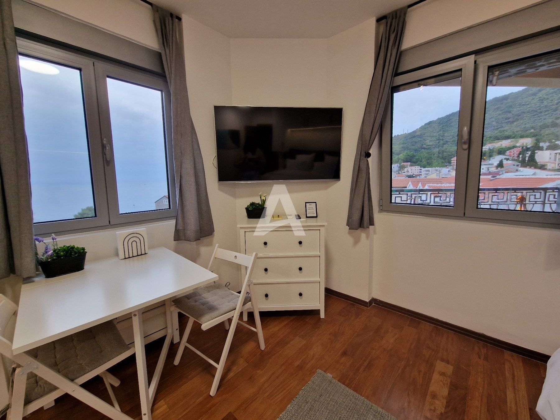 amforaproperty.com/Petrovac, Budva - Luksuzno opremljen trosoban stan sa panoramskim pogledom na more za izdavanje (22.09.2024 - 01.06.2025)