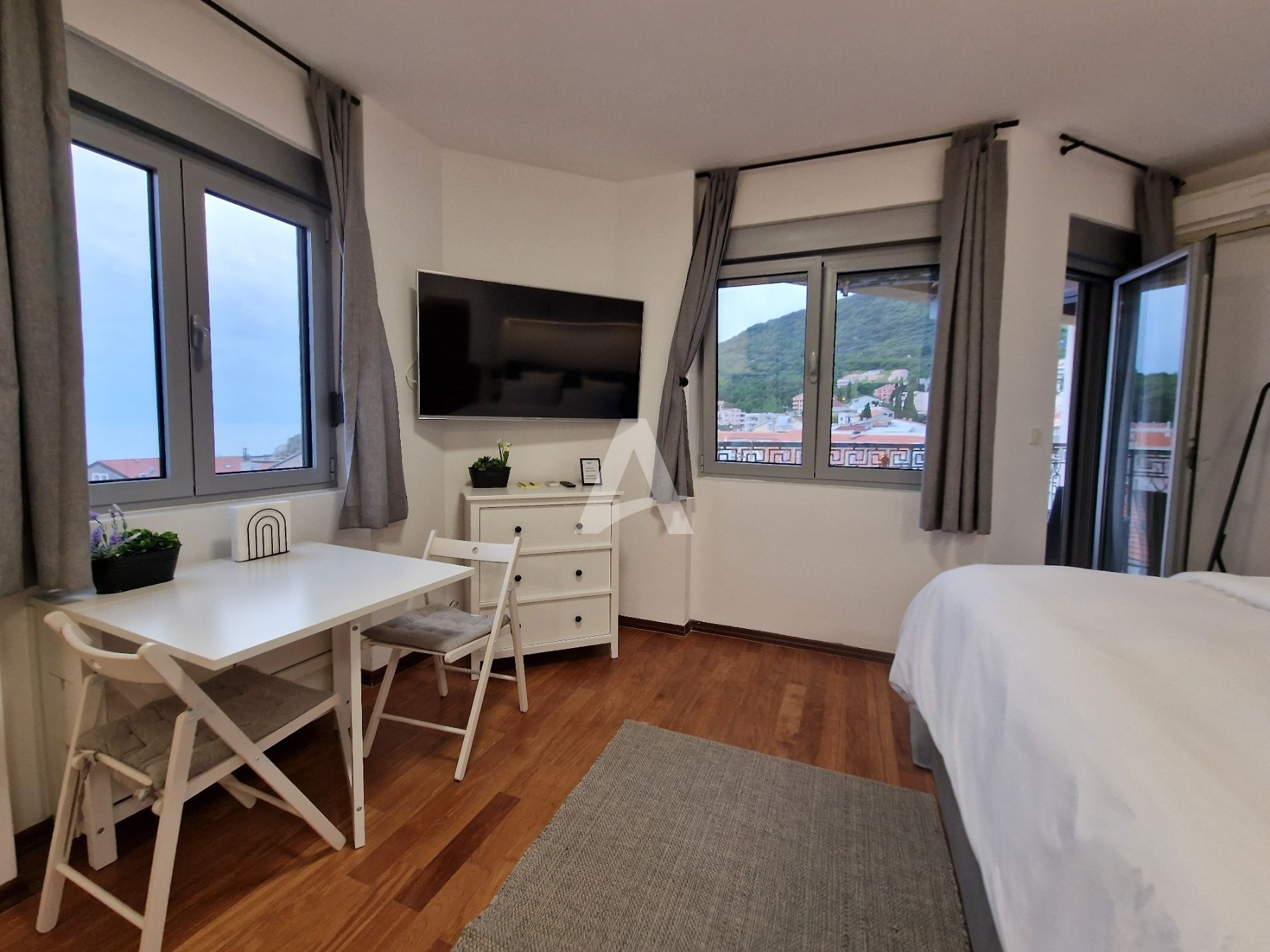 amforaproperty.com/Petrovac, Budva - Luksuzno opremljen trosoban stan sa panoramskim pogledom na more za izdavanje (22.09.2024 - 01.06.2025)