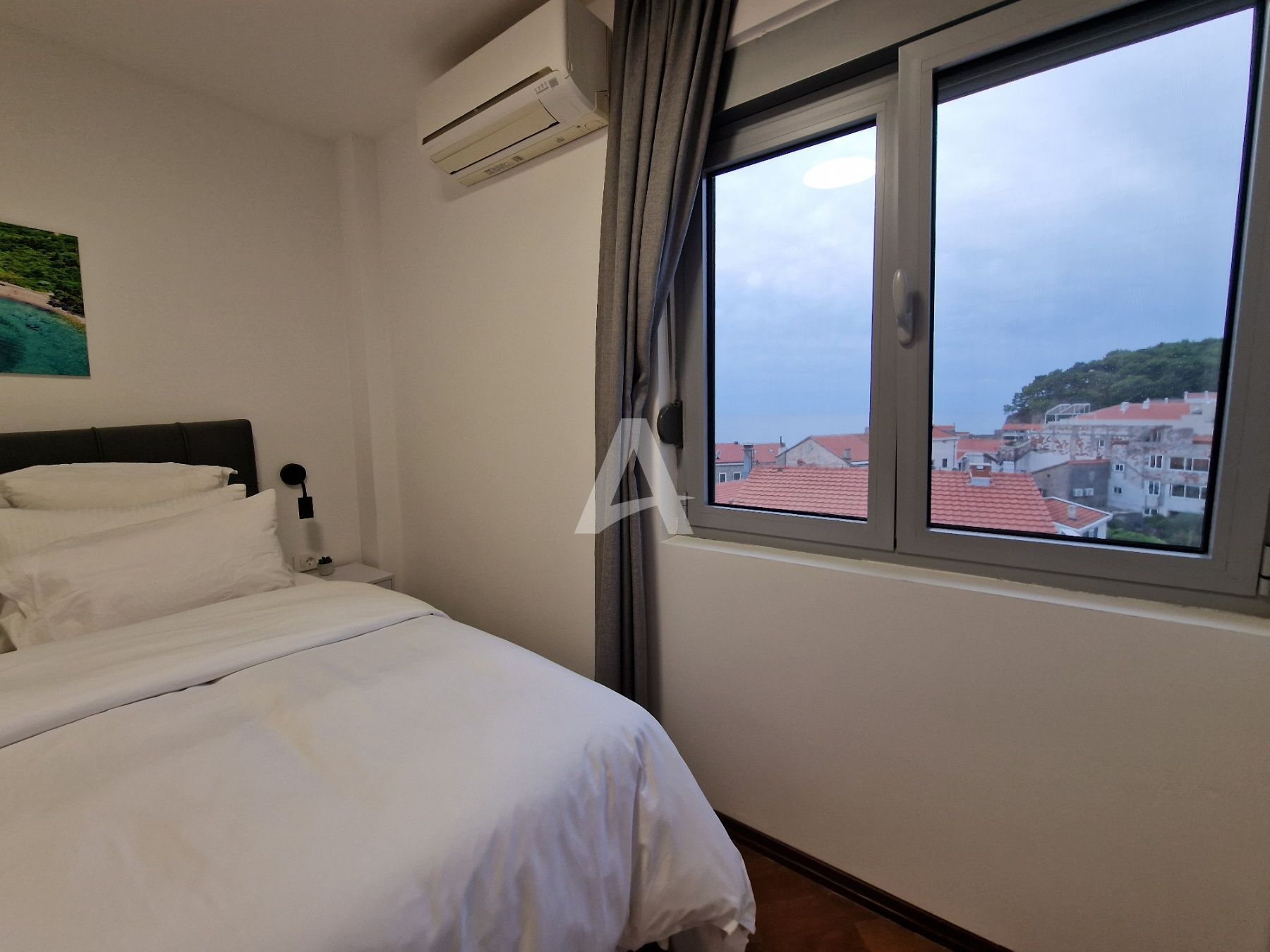 amforaproperty.com/Petrovac, Budva - Luksuzno opremljen trosoban stan sa panoramskim pogledom na more za izdavanje (22.09.2024 - 01.06.2025)