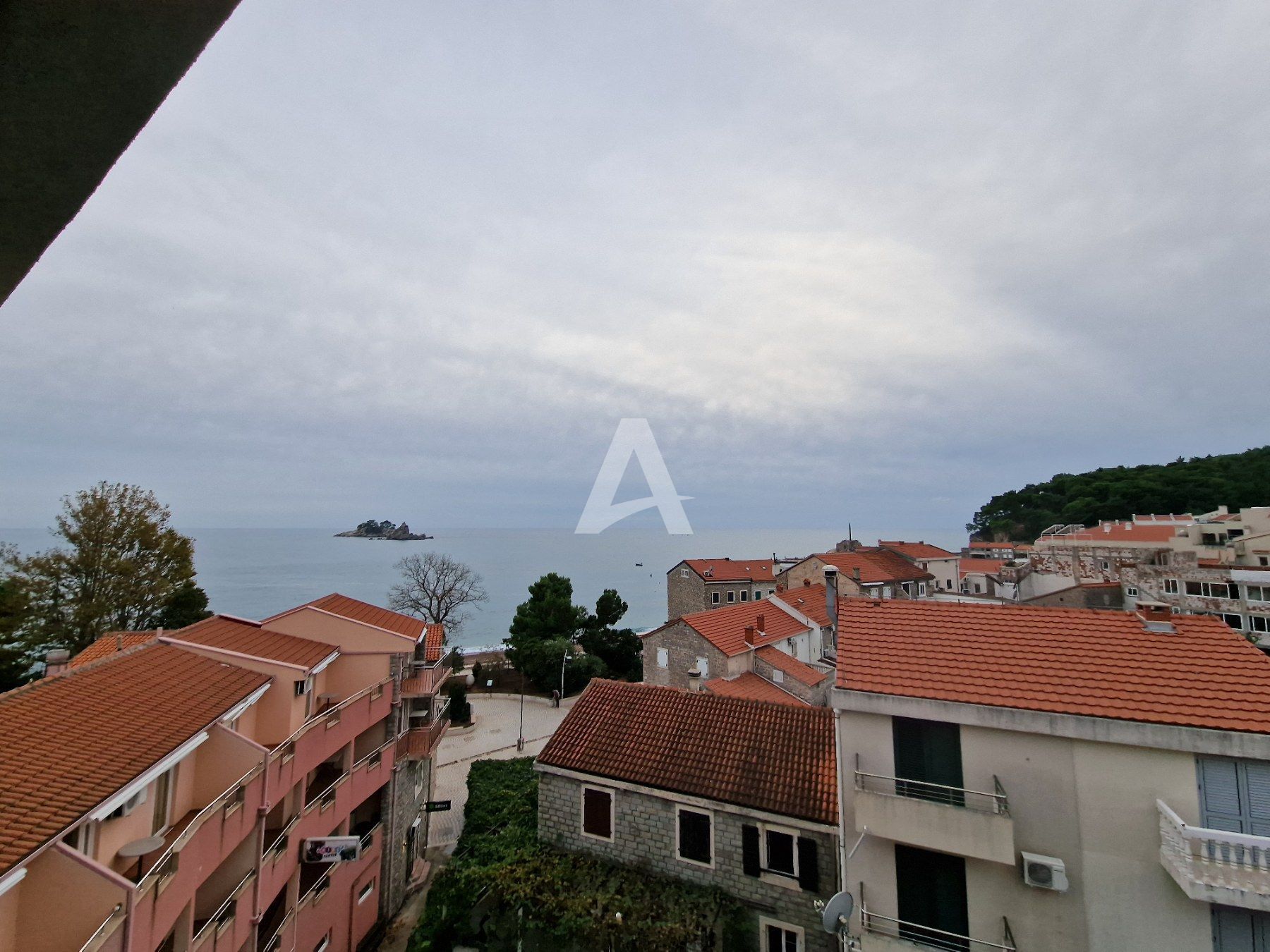 amforaproperty.com/Petrovac, Budva - Luksuzno opremljen trosoban stan sa panoramskim pogledom na more za izdavanje (22.09.2024 - 01.06.2025)