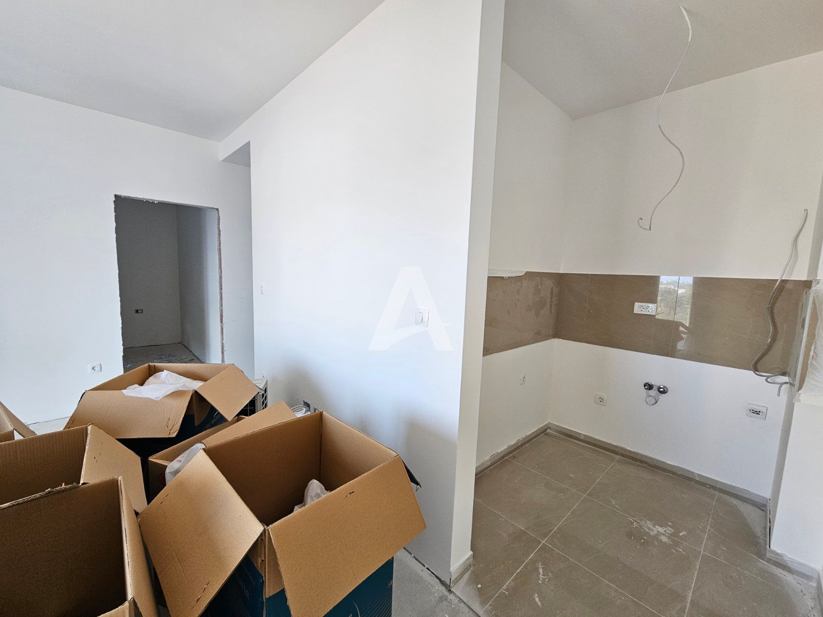 amforaproperty.com/Prodaja Dvosobnog Stana 48m² s Pogledom na More u Novoj Zgradi u Bečićima – Bez 3% Poreza!