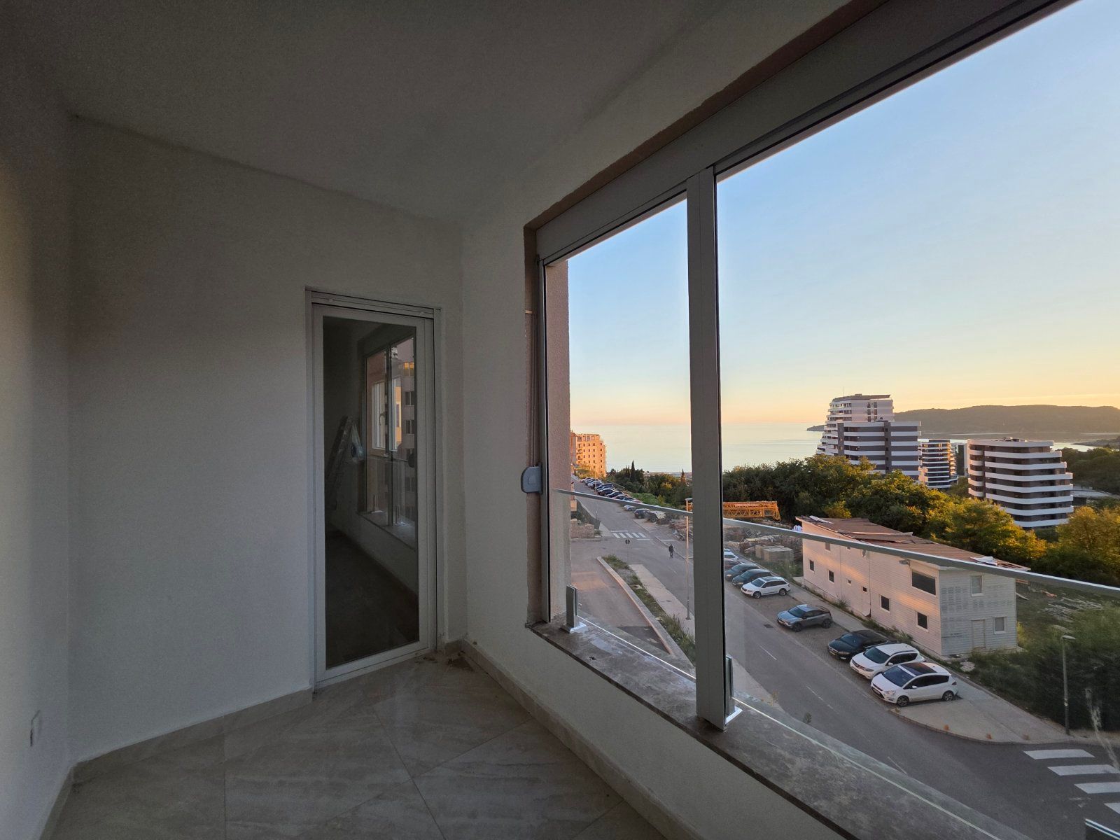 Dvosoban Stan 58m² s Pogledom na More u Bečićima – Nova Zgrada, Bez 3% Poreza! - Amfora Real Estate