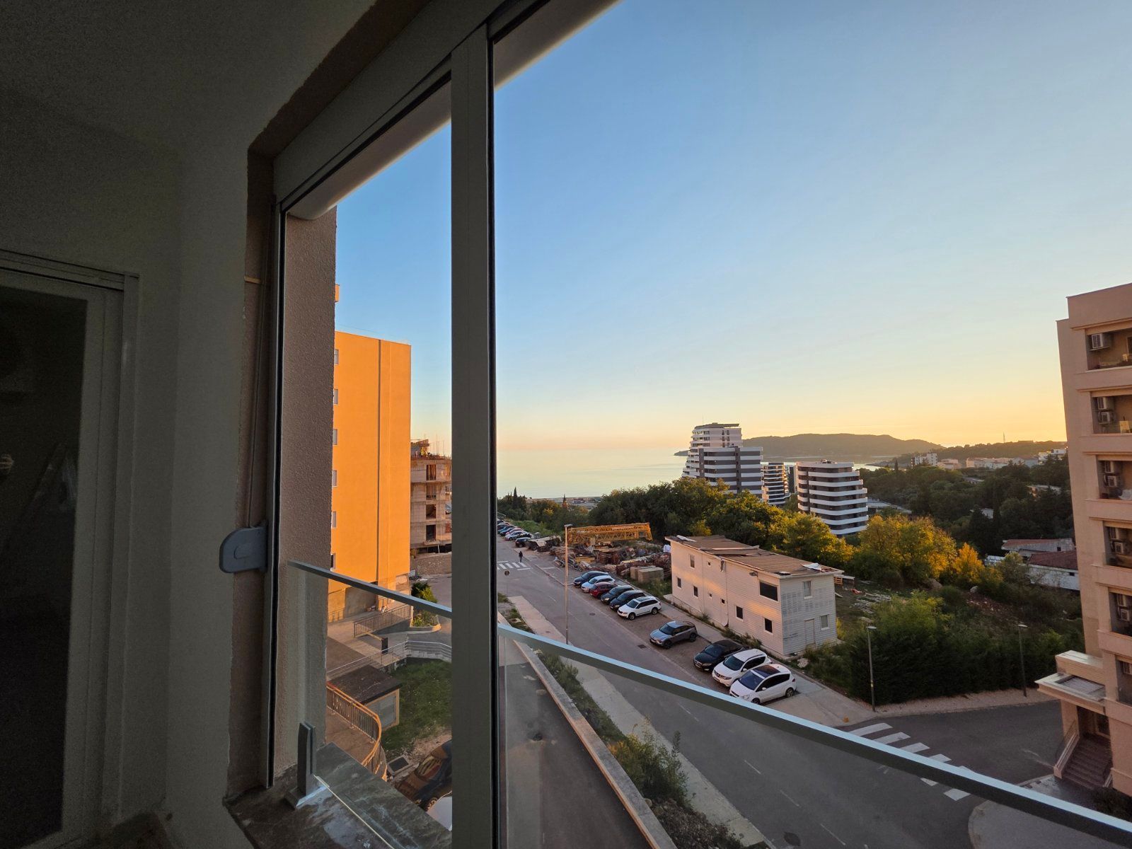 Dvosoban Stan 58m² s Pogledom na More u Bečićima – Nova Zgrada, Bez 3% Poreza! - Amfora Real Estate