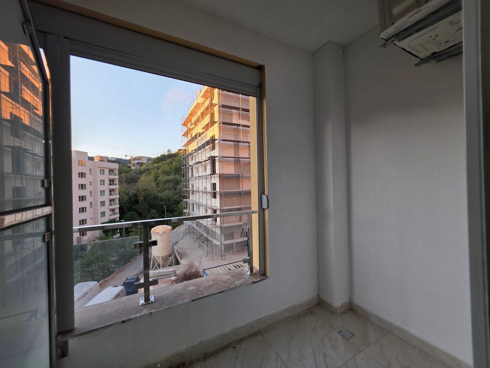 Dvosoban Stan 58m² s Pogledom na More u Bečićima – Nova Zgrada, Bez 3% Poreza! - Amfora Real Estate