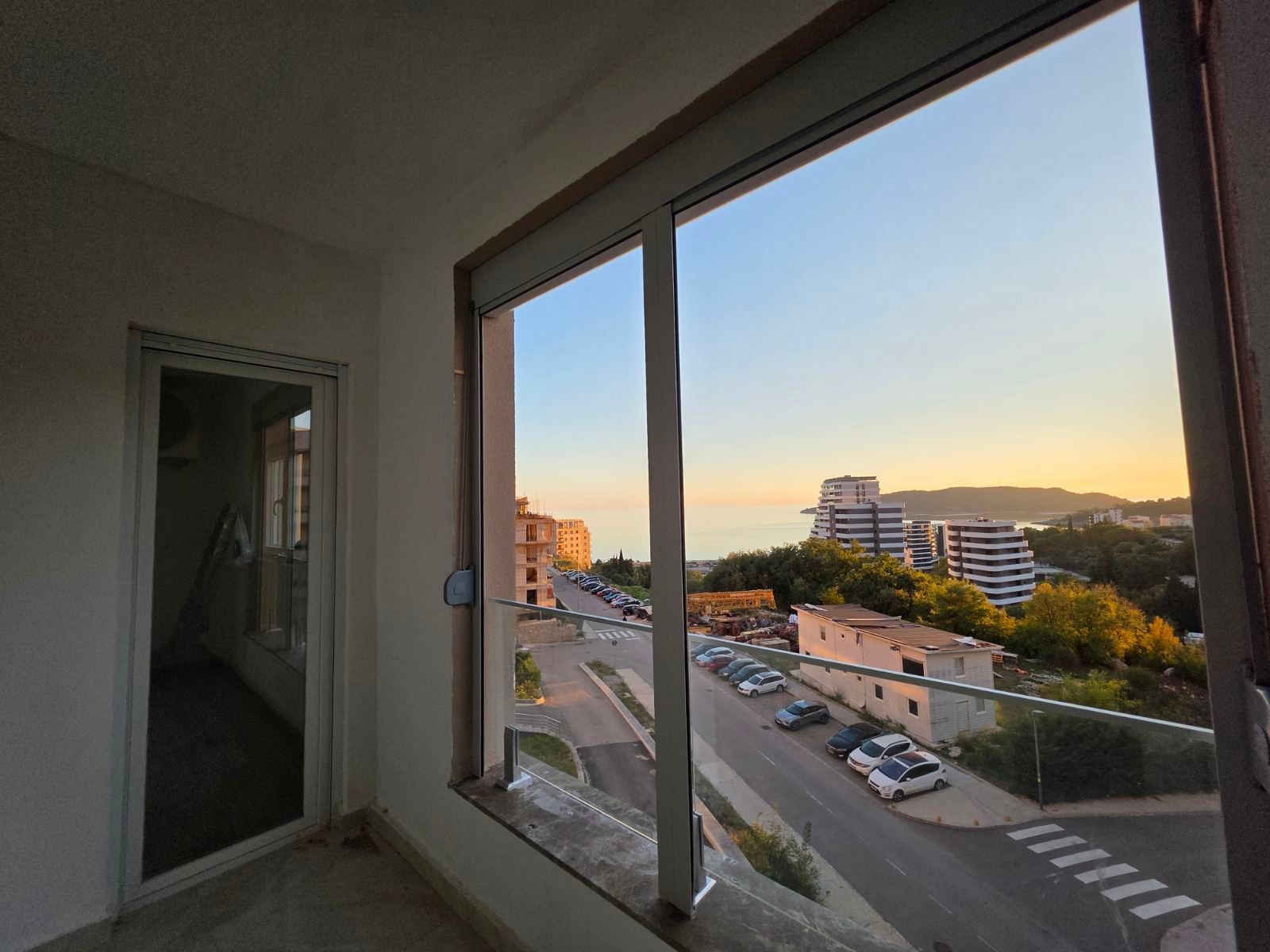 Dvosoban Stan 58m² s Pogledom na More u Bečićima – Nova Zgrada, Bez 3% Poreza! - Amfora Real Estate