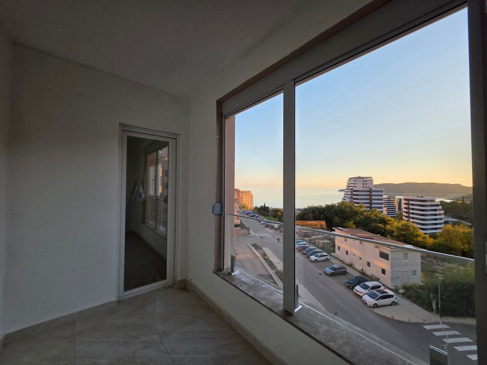 Dvosoban Stan 58m² s Pogledom na More u Bečićima – Nova Zgrada, Bez 3% Poreza! - Amfora Real Estate