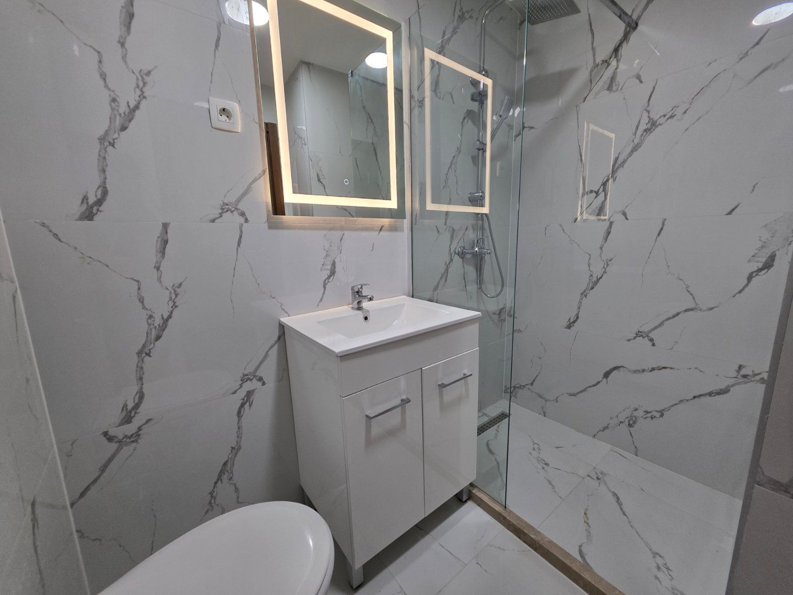 Prodaja Studio Apartmana 31m² sa bocnim pogledom na more u Novoj Zgradi u Bečićima – Bez 3% Poreza! - Amfora Real Estate