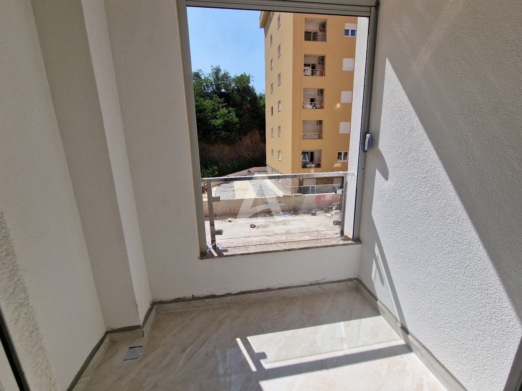 amforaproperty.com/Prodaja Studio Apartmana 31m² sa bocnim pogledom na more u Novoj Zgradi u Bečićima – Bez 3% Poreza!