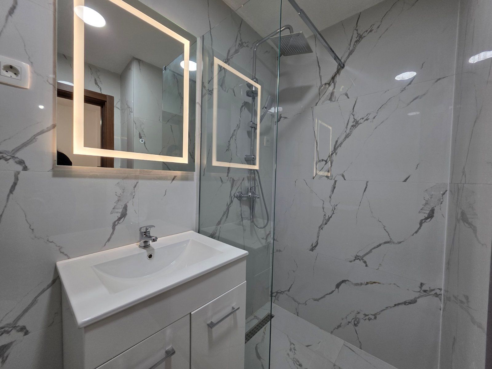 Prodaja Studio Apartmana 31m² sa bocnim pogledom na more u Novoj Zgradi u Bečićima – Bez 3% Poreza! - Amfora Real Estate