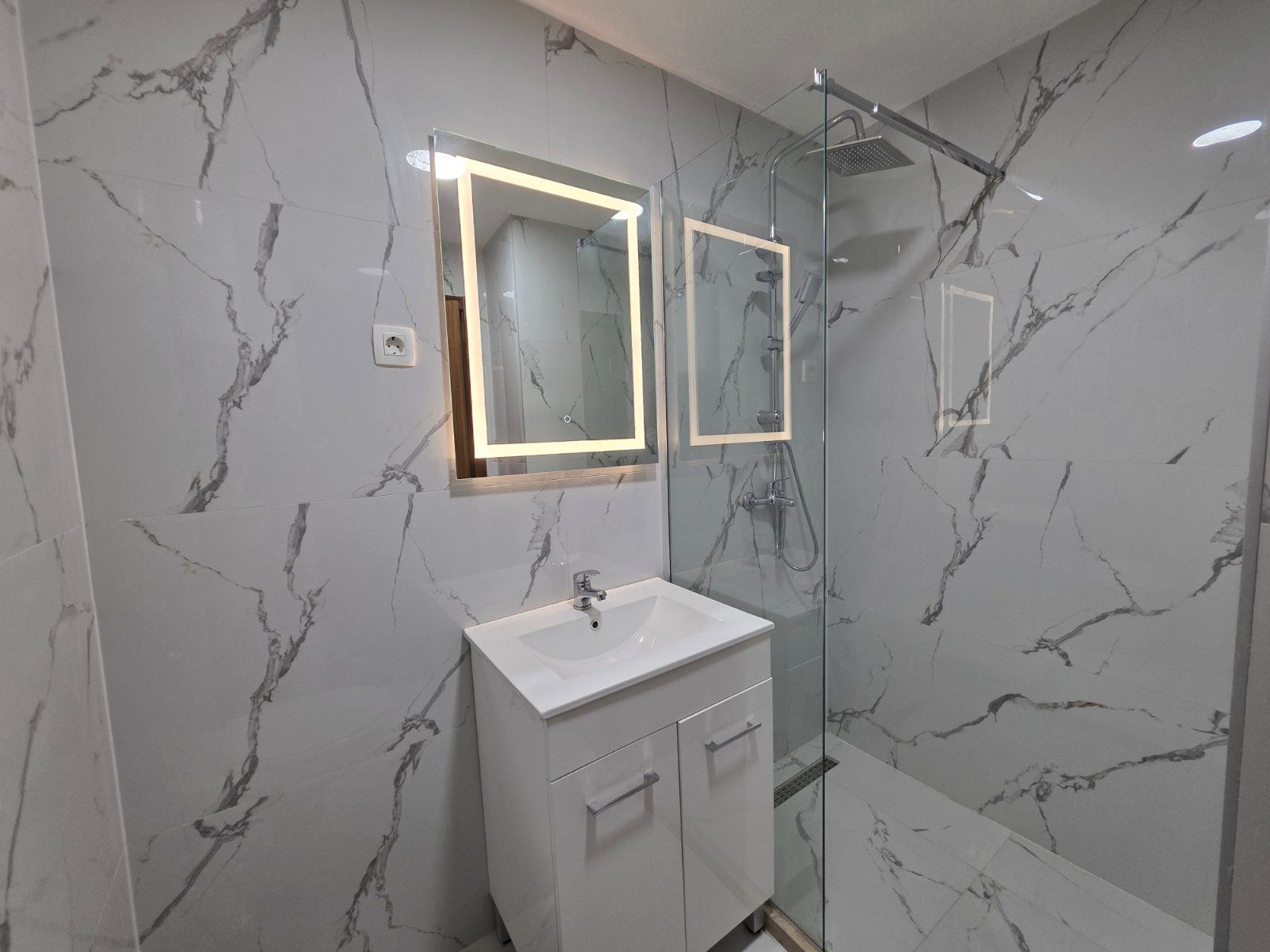 Prodaja Studio Apartmana 31m² sa bocnim pogledom na more u Novoj Zgradi u Bečićima – Bez 3% Poreza! - Amfora Real Estate