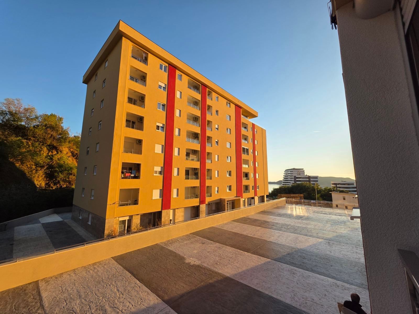 Prodaja Studio Apartmana 31m² sa bocnim pogledom na more u Novoj Zgradi u Bečićima – Bez 3% Poreza! - Amfora Real Estate