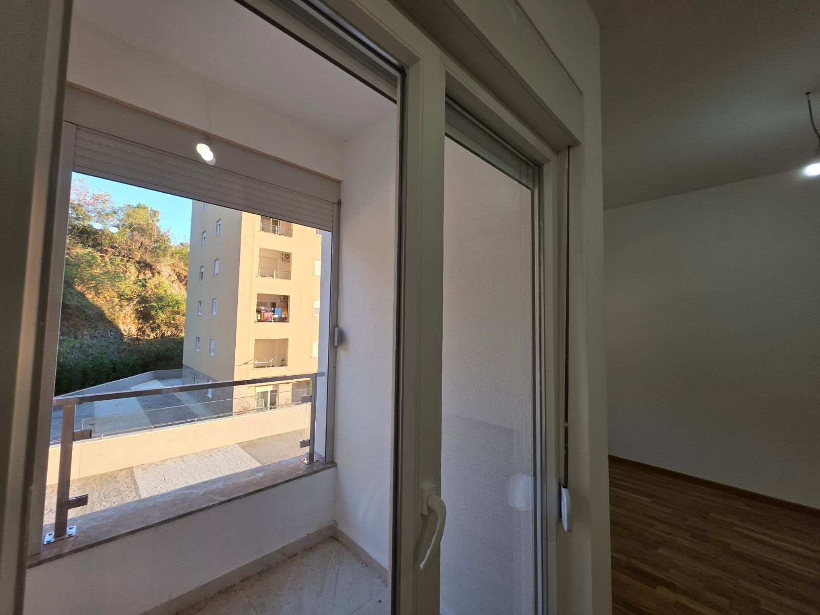 Prodaja Studio Apartmana 31m² sa bocnim pogledom na more u Novoj Zgradi u Bečićima – Bez 3% Poreza! - Amfora Real Estate