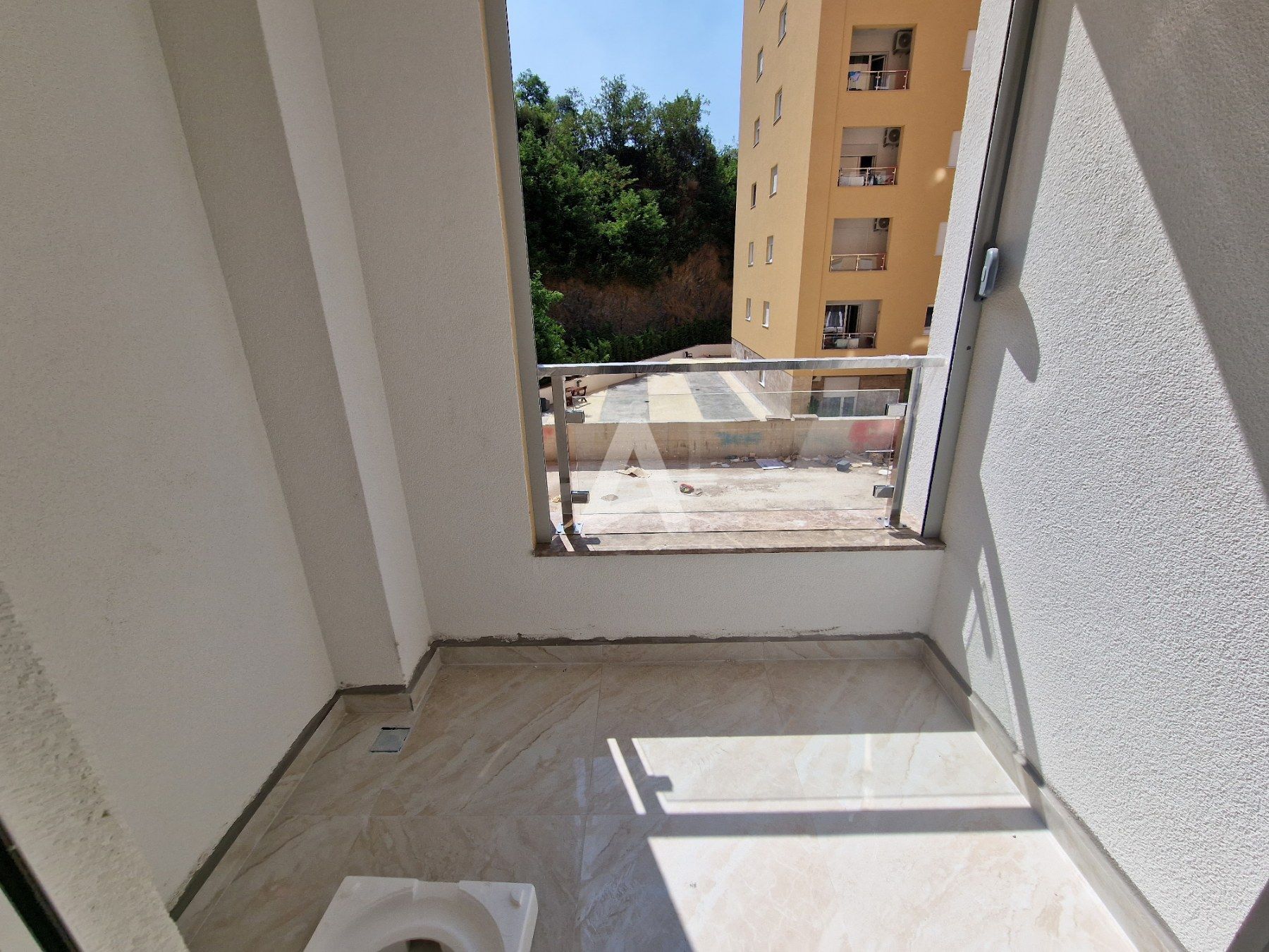 amforaproperty.com/Prodaja Studio Apartmana 31m² sa bocnim pogledom na more u Novoj Zgradi u Bečićima – Bez 3% Poreza!