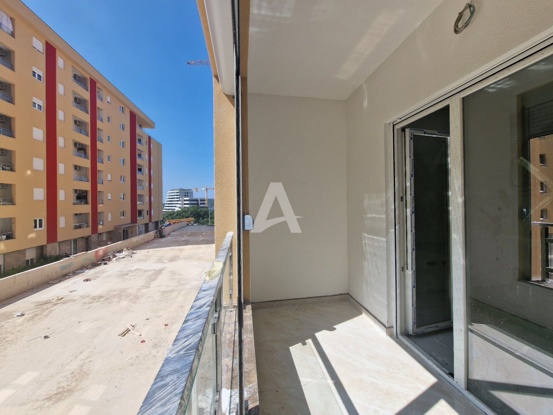 amforaproperty.com/Prodaja Jednosobnog stana 46m² sa bocnim pogledom na more u Novoj Zgradi u Bečićima – Bez 3% Poreza!