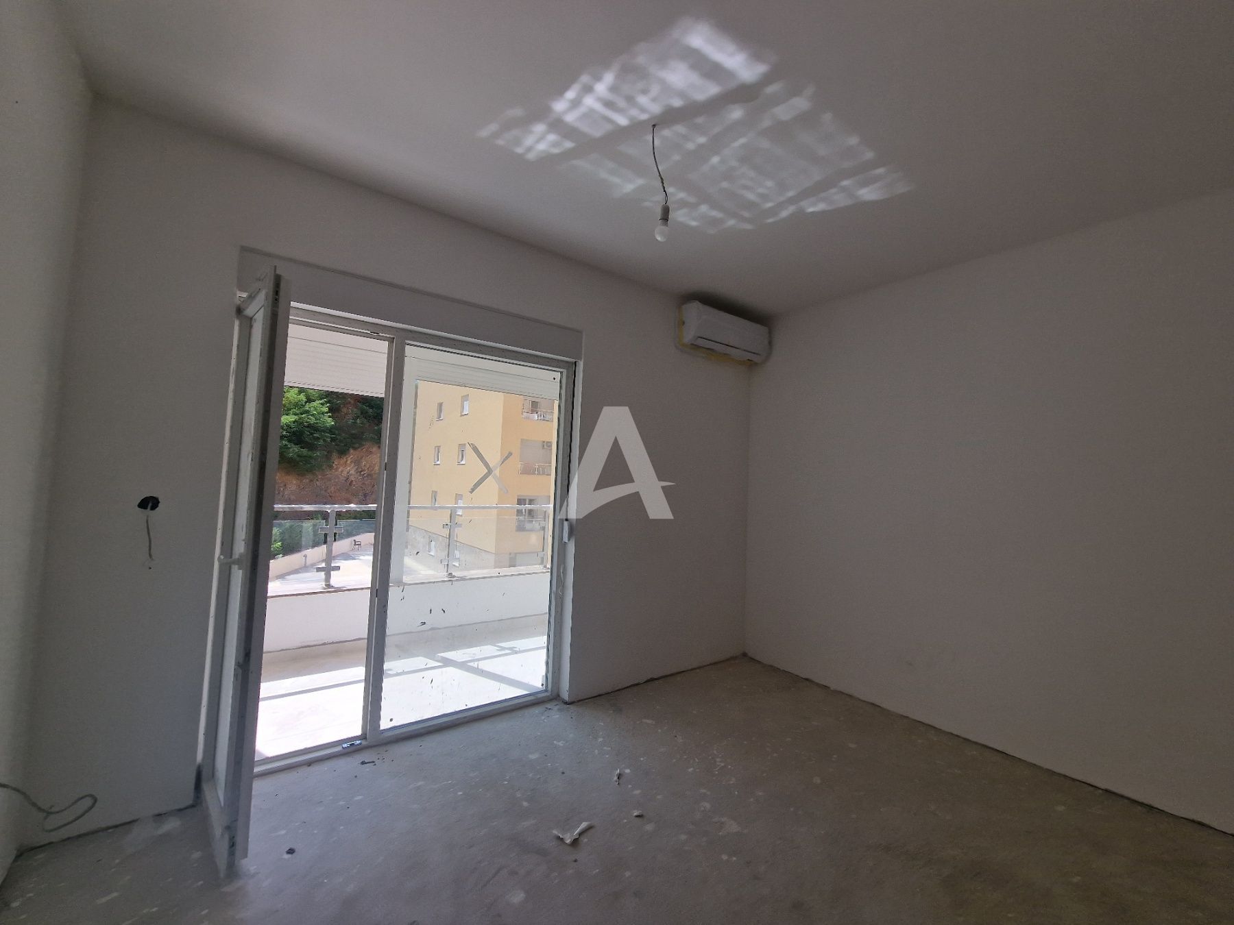 amforaproperty.com/Prodaja Jednosobnog stana 43m² sa bocnim pogledom na more u Novoj Zgradi u Bečićima – Bez 3% Poreza!