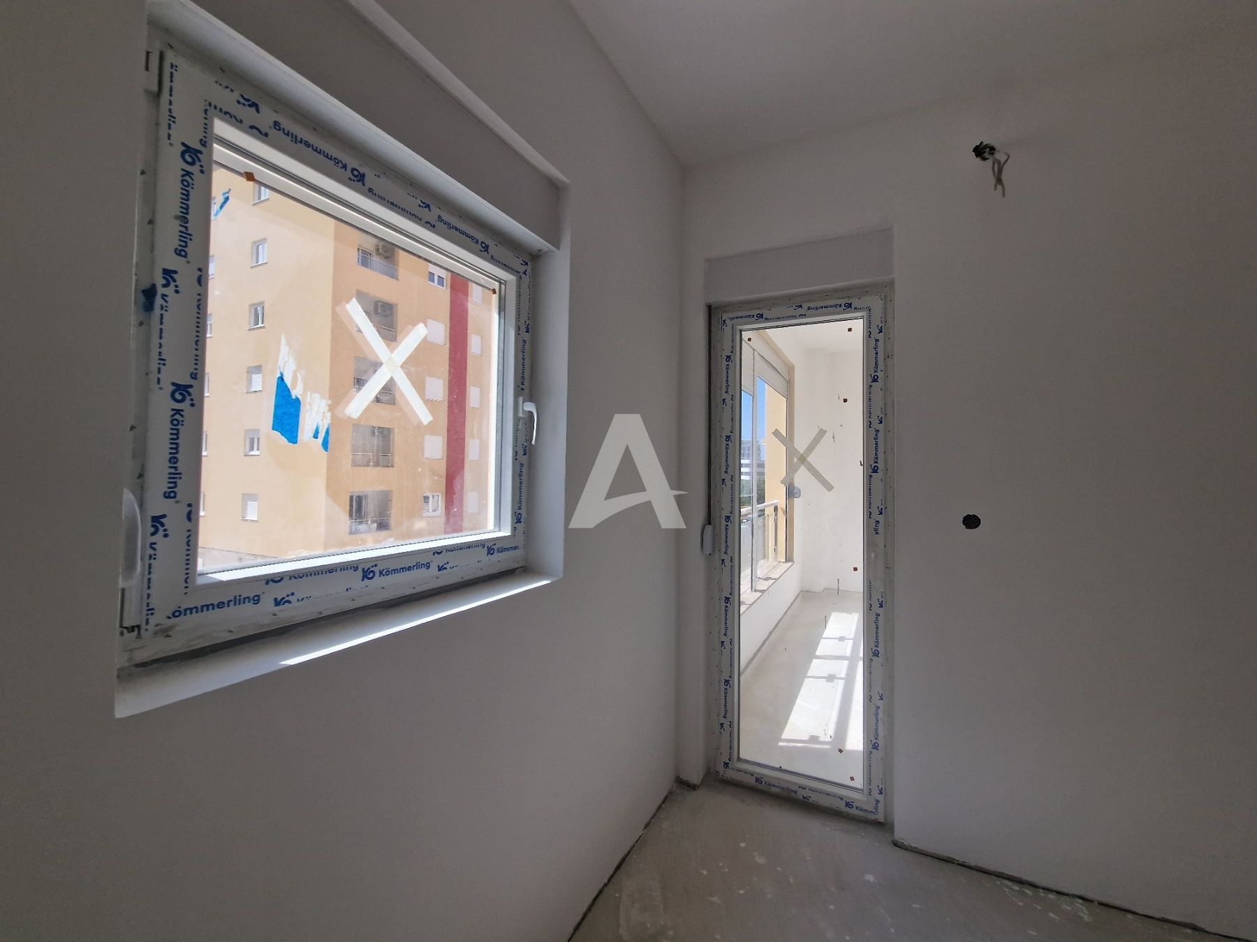 amforaproperty.com/Prodaja Jednosobnog stana 43m² sa bocnim pogledom na more u Novoj Zgradi u Bečićima – Bez 3% Poreza!