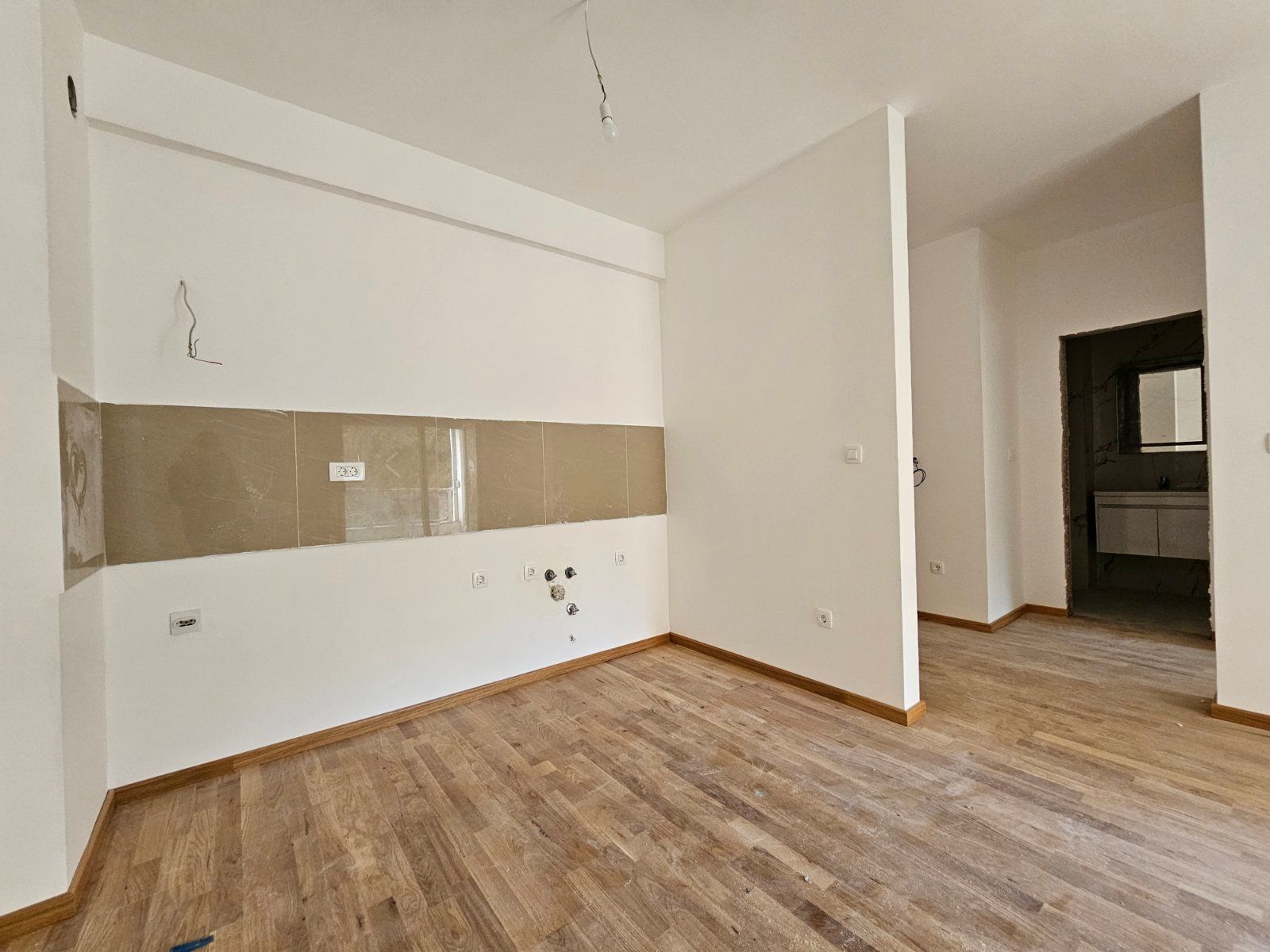 amforaproperty.com/Prodaja Jednosobnog stana 43m² sa bocnim pogledom na more u Novoj Zgradi u Bečićima – Bez 3% Poreza!