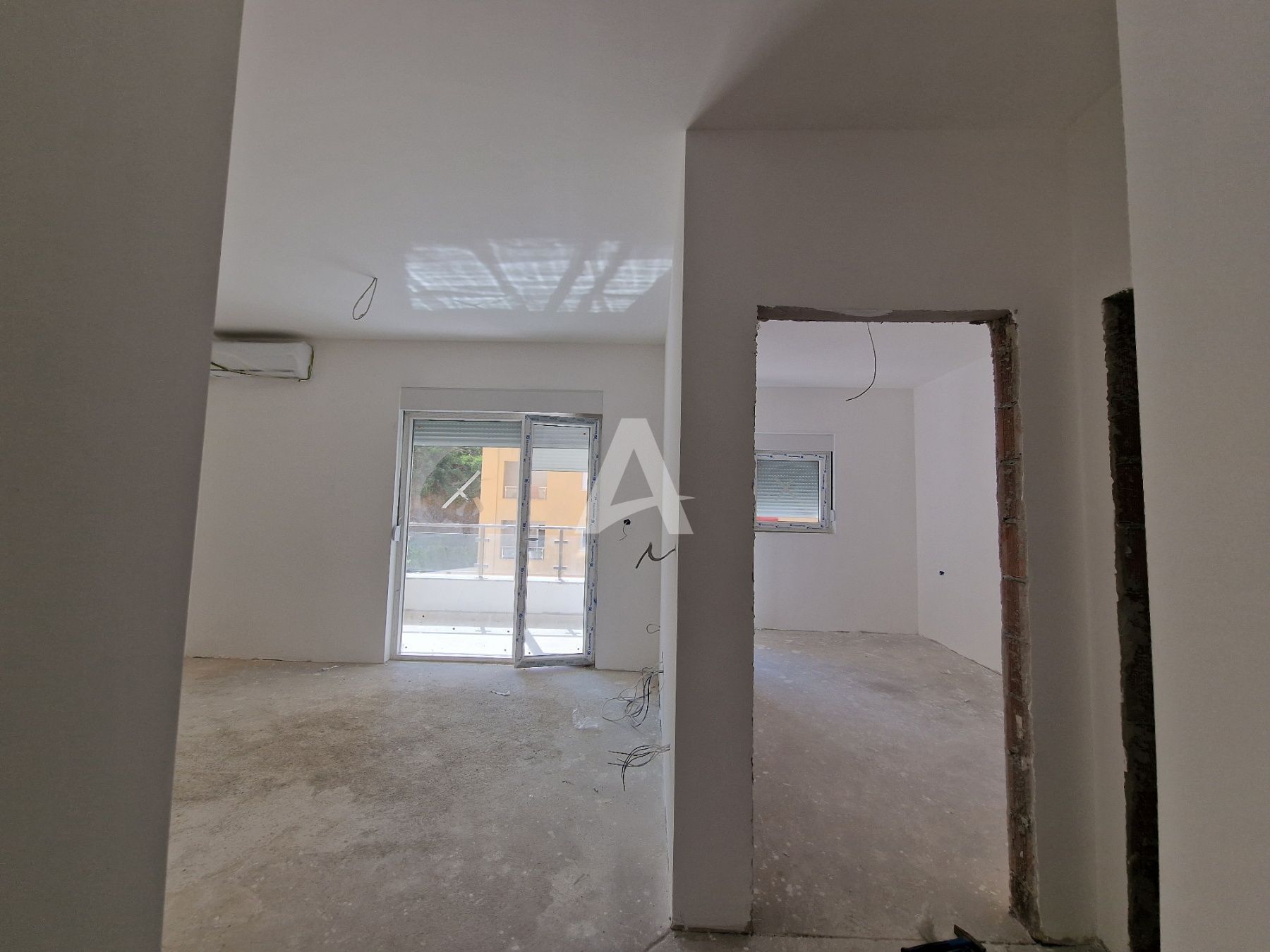 amforaproperty.com/Prodaja Jednosobnog stana 43m² sa bocnim pogledom na more u Novoj Zgradi u Bečićima – Bez 3% Poreza!