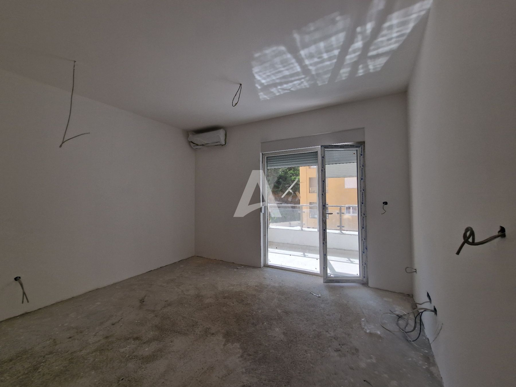 amforaproperty.com/Prodaja Jednosobnog stana 43m² sa bocnim pogledom na more u Novoj Zgradi u Bečićima – Bez 3% Poreza!