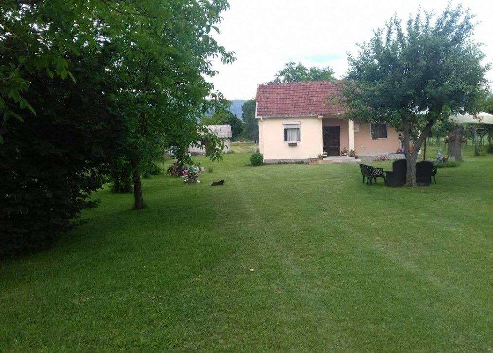 amforaproperty.com/Podgorica, Danilovgrad - Kuća 72m² sa Prostranim Imanjem od 4100m² i 7 Pratećih Objekata (na duzi period)