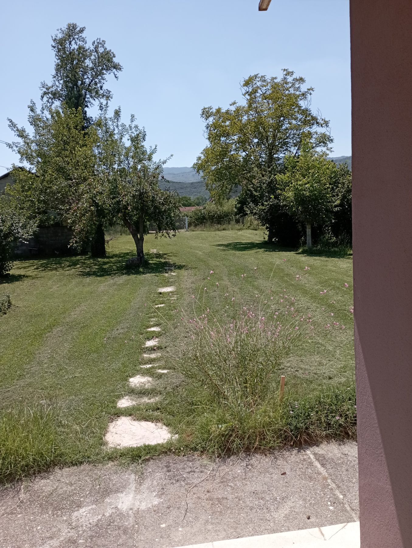 amforaproperty.com/Podgorica, Danilovgrad - Kuća 72m² sa Prostranim Imanjem od 4100m² i 7 Pratećih Objekata (na duzi period)