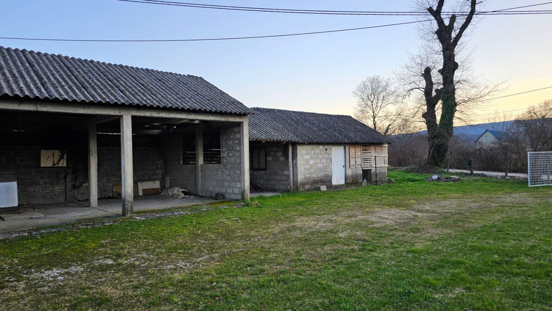 amforaproperty.com/Podgorica, Danilovgrad - Kuća 72m² sa Prostranim Imanjem od 4100m² i 7 Pratećih Objekata (na duzi period)