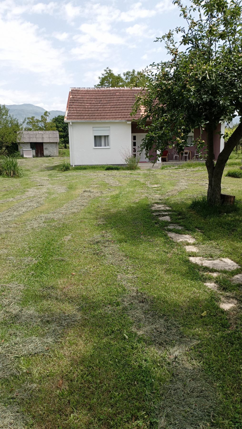 amforaproperty.com/Podgorica, Danilovgrad - Kuća 72m² sa Prostranim Imanjem od 4100m² i 7 Pratećih Objekata (na duzi period)