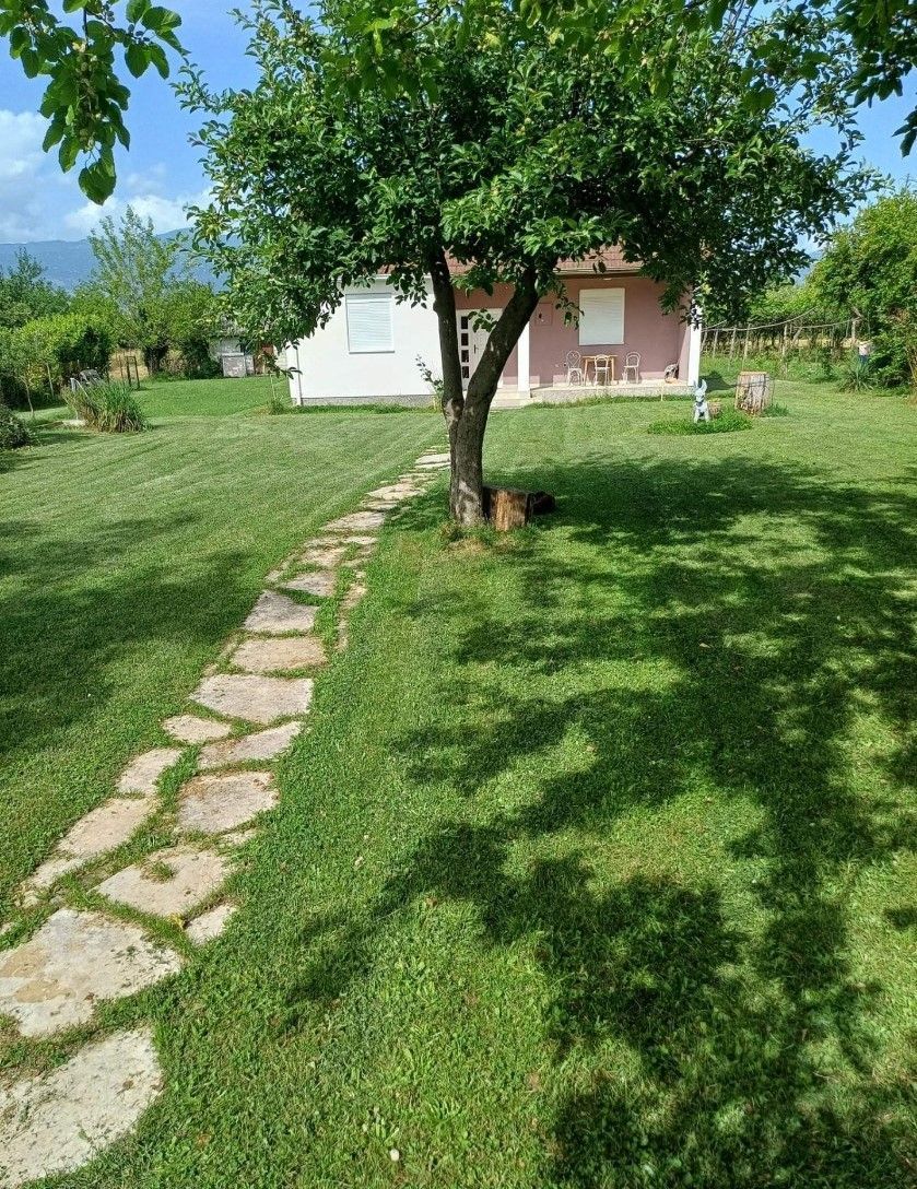 amforaproperty.com/Podgorica, Danilovgrad - Kuća 72m² sa Prostranim Imanjem od 4100m² i 7 Pratećih Objekata (na duzi period)