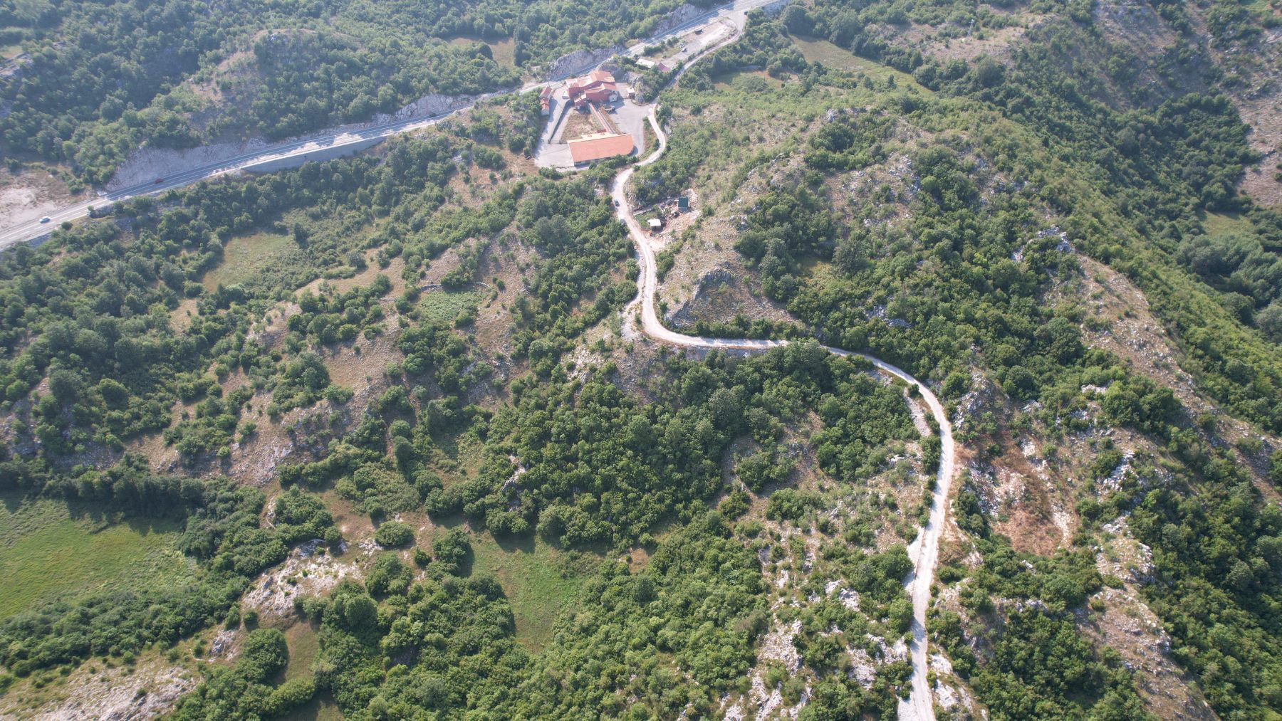 amforaproperty.com/Cetinje - Prostrano Zemljište od 28.500m², Samo 150 Metara od Magistralnog Puta