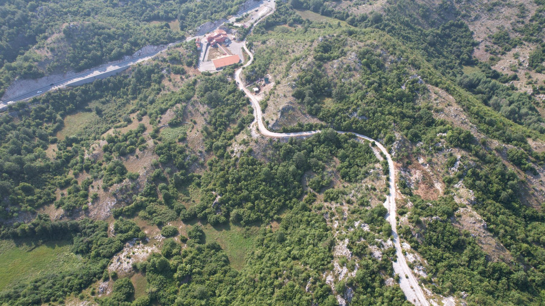 amforaproperty.com/Cetinje - Prostrano Zemljište od 28.500m², Samo 150 Metara od Magistralnog Puta