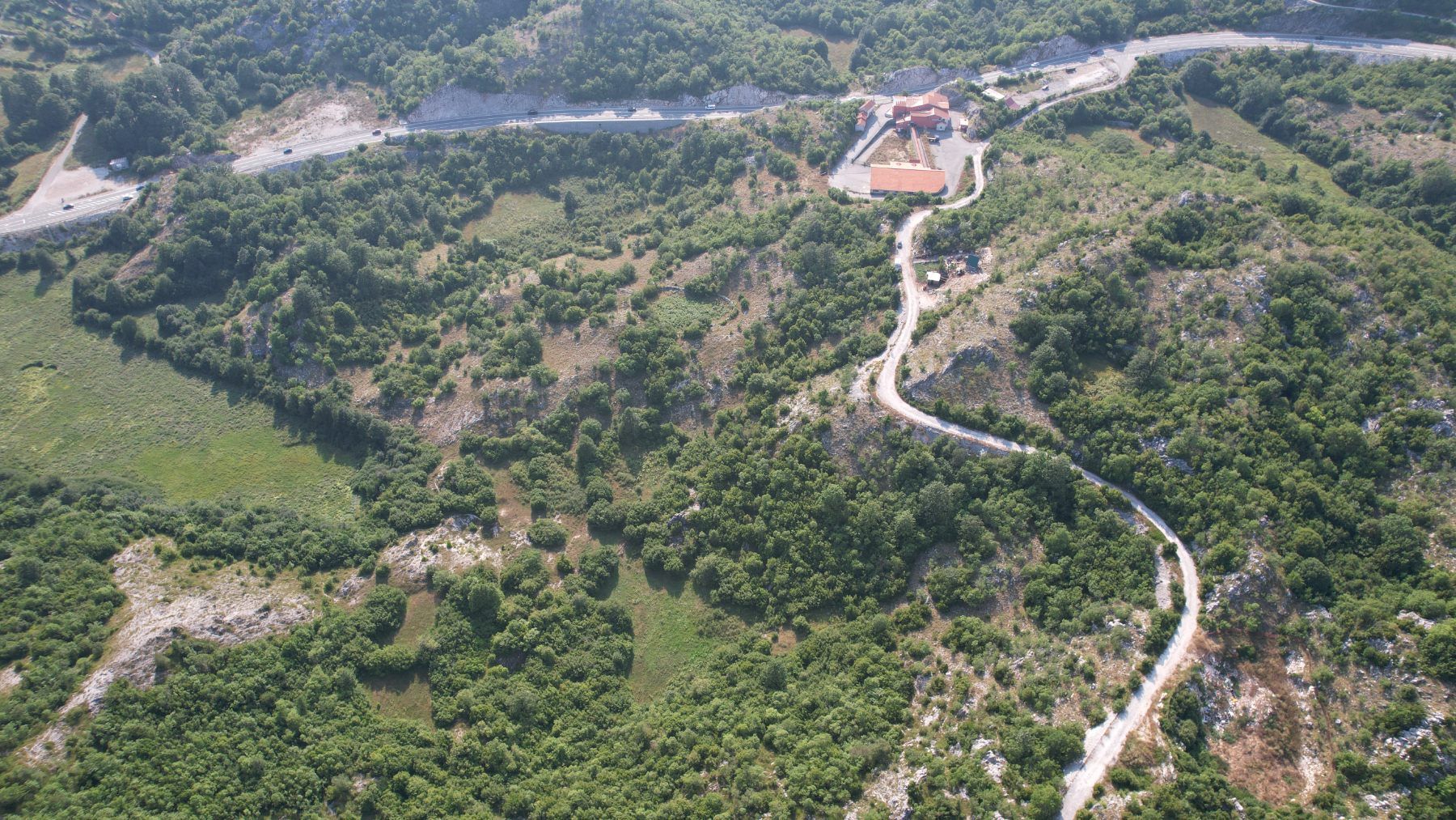 amforaproperty.com/Cetinje - Prostrano Zemljište od 28.500m², Samo 150 Metara od Magistralnog Puta