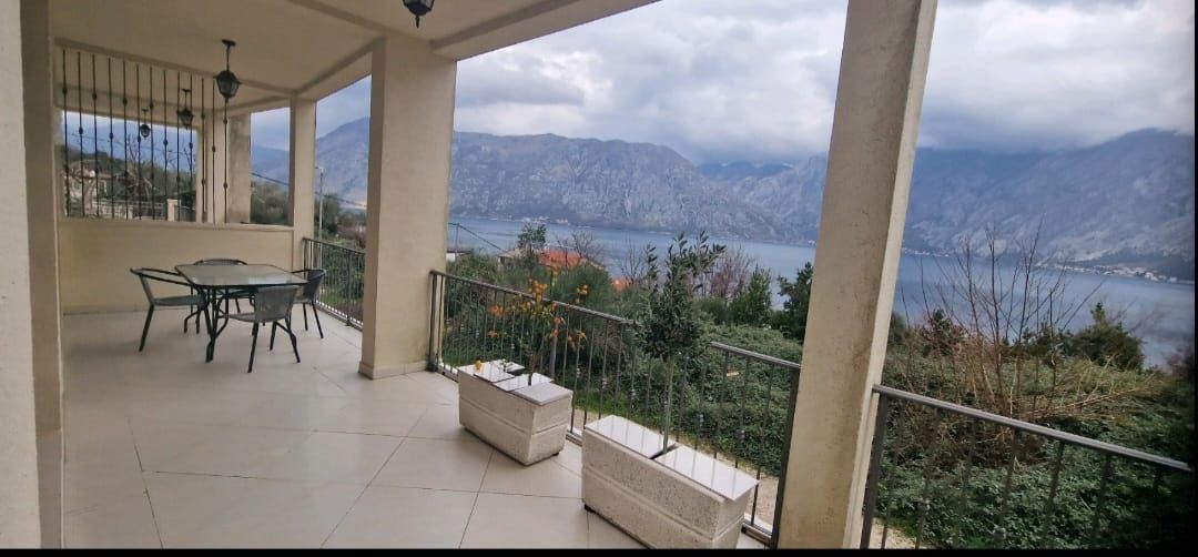 amforaproperty.com/Prčanj, Kotor - Dvosoban Stan 82m² u Kompleksu s Bazennom, Pogledom na More i Garažnim Mestom