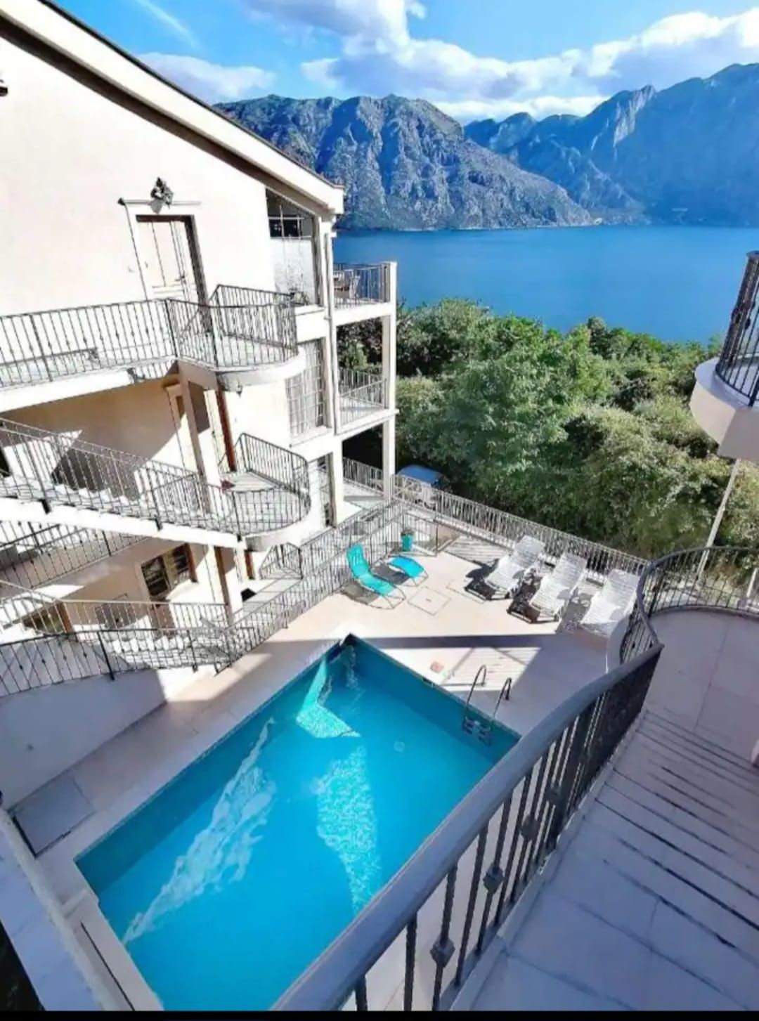 amforaproperty.com/Prčanj, Kotor - Dvosoban Stan 82m² u Kompleksu s Bazennom, Pogledom na More i Garažnim Mestom